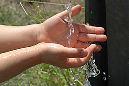 Kinderhände unter fließendem Wasser