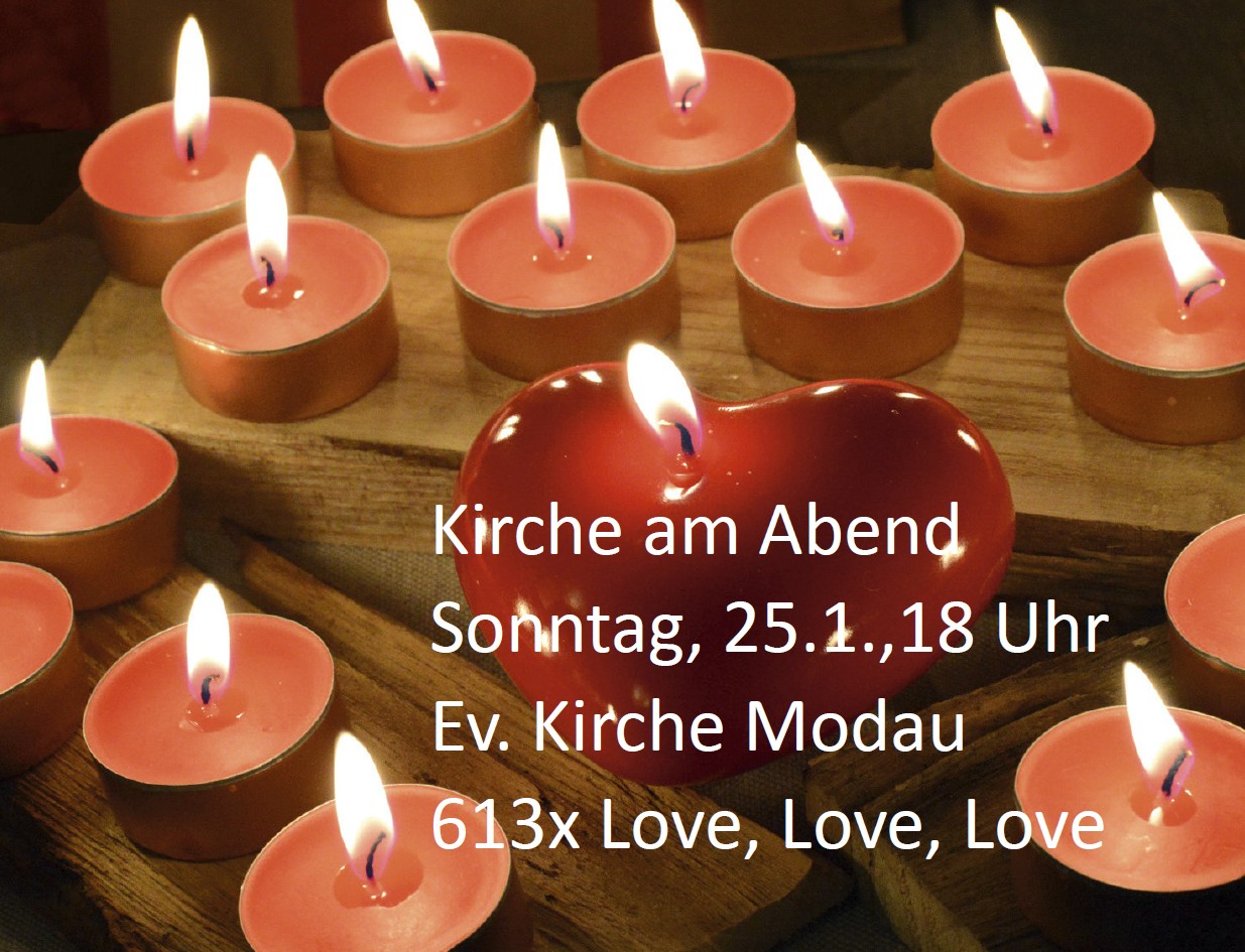 Brennende Teelichter, die um ein brennendes Herz gruppiert sind