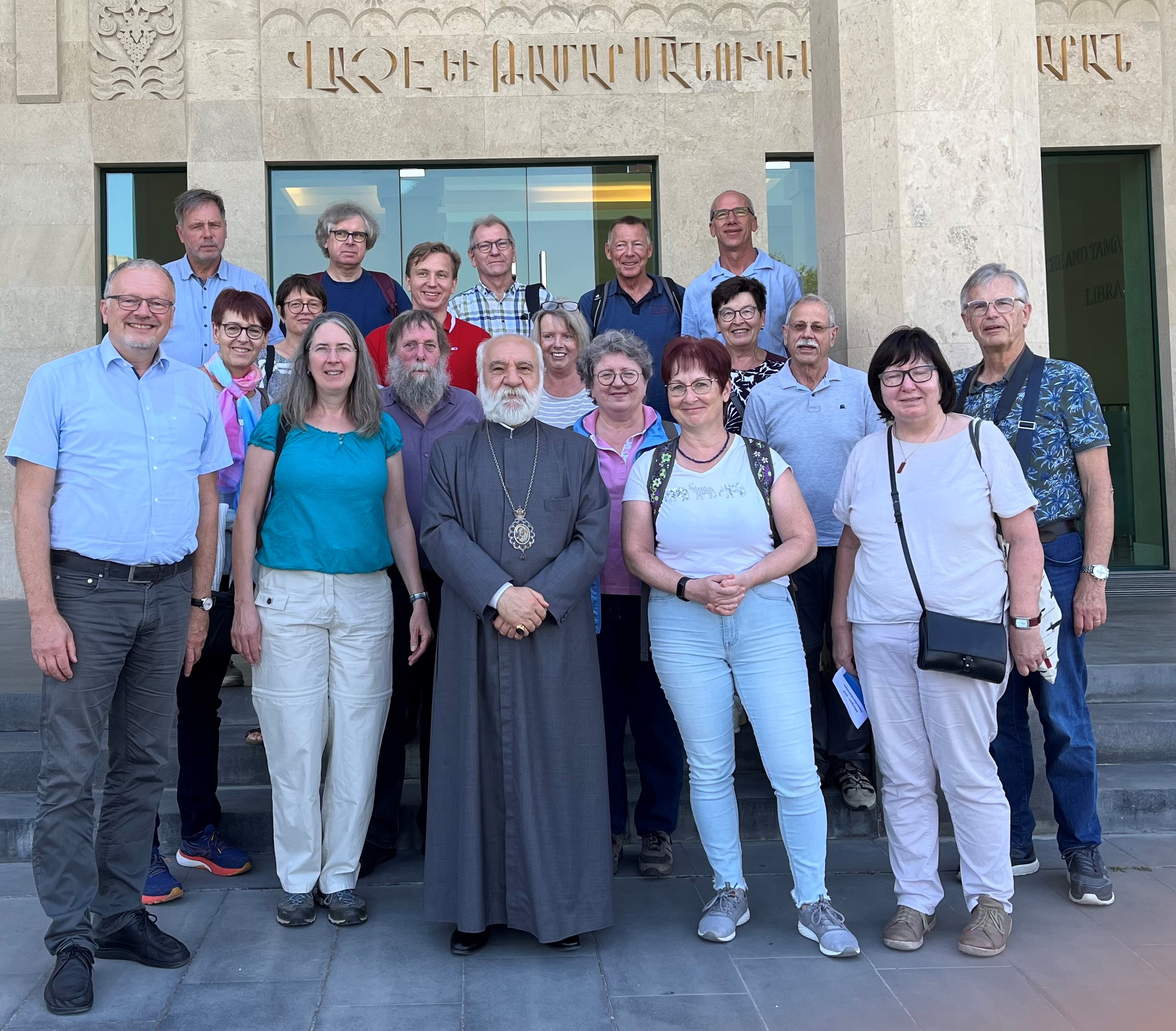 Gruppenfoto mit Erzbischof Nathan Hovjannishan (Armenisch Apostolische Kirche)