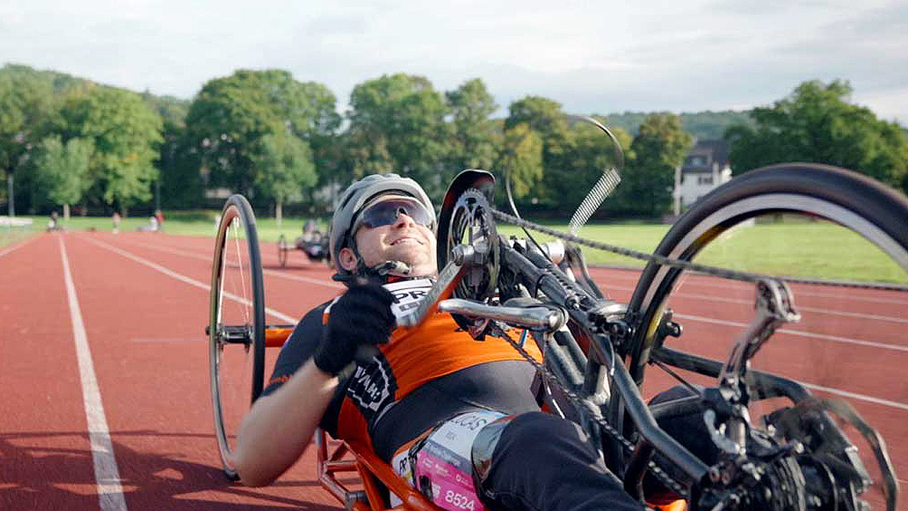 Mann liegend auf dem Handbike