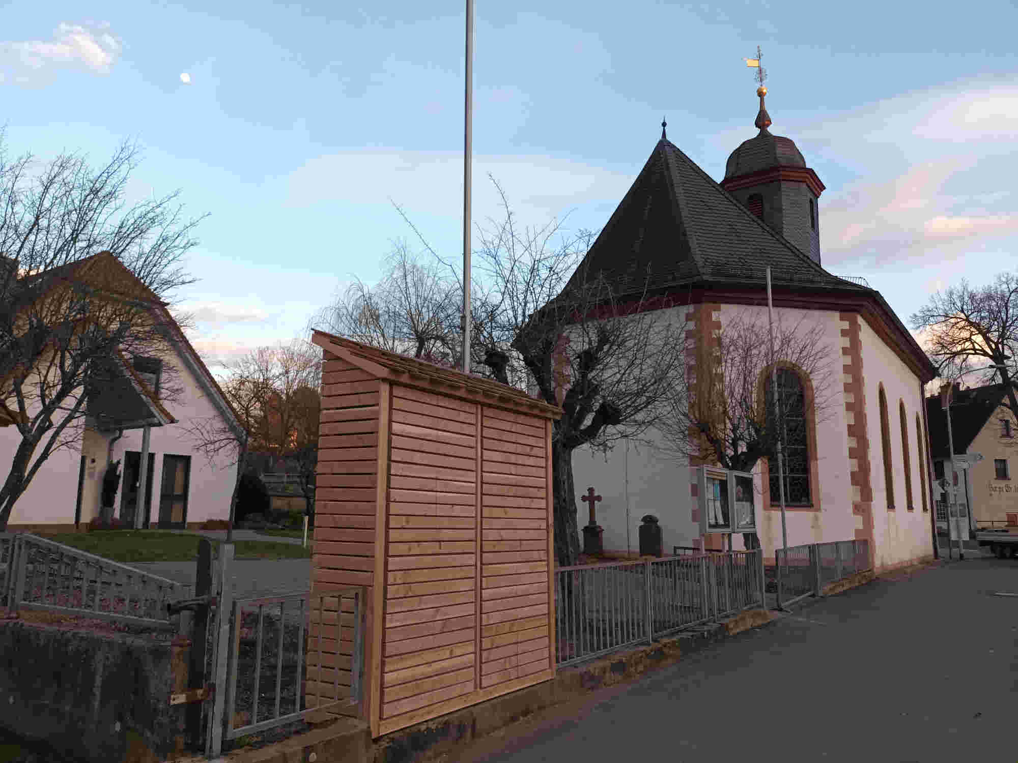 Ein schönes Ensemble aus Kirche (Glaube), Gemeinsachft (Gemeindehaus) und Wissen (Bücherschrank)