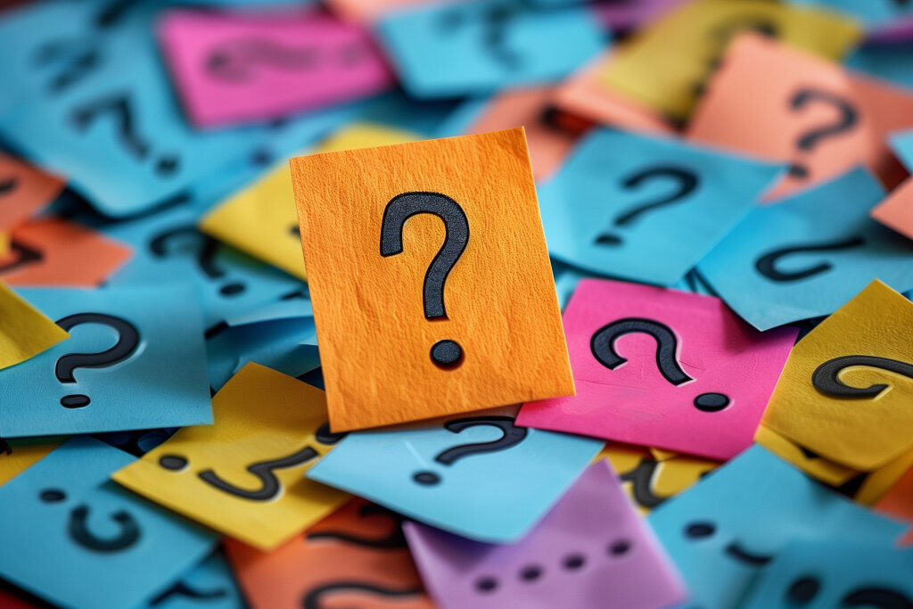 Kleine Post-Its mit Fragezeichen