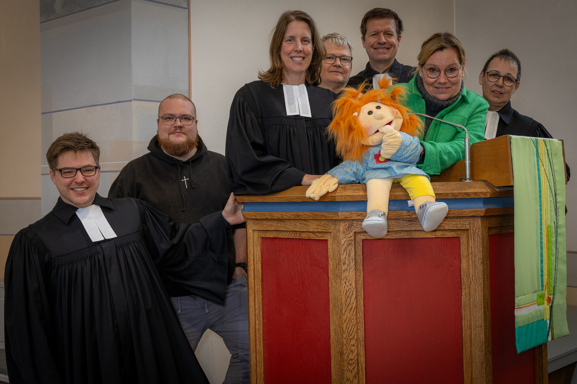 Verkündigungsteam 8 Sieben Personen mit Speilpuppe an der Kanzel