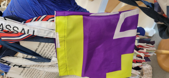 Aus Fahnen werden Taschen
