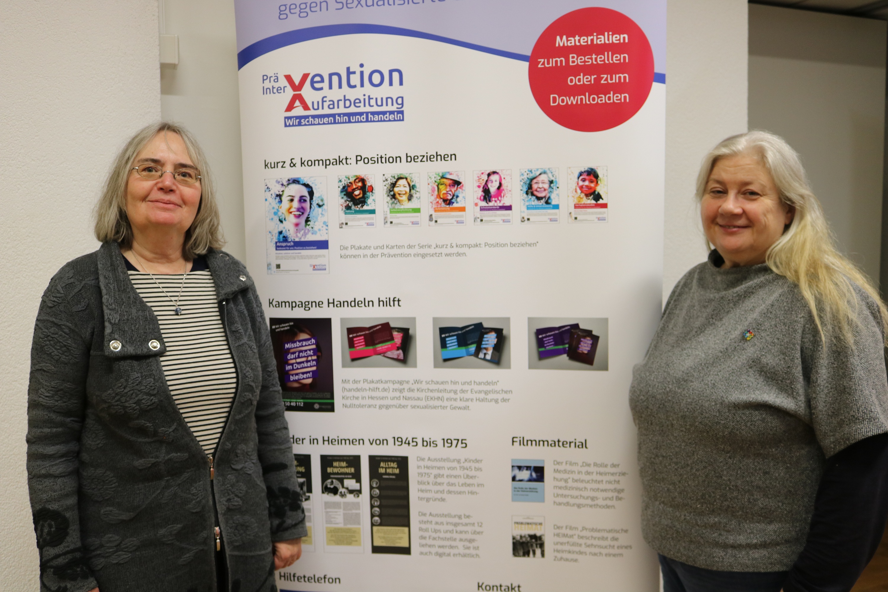 Zwei Frauen vor einem Rollup zum Thema Sexualisierte Gewalt