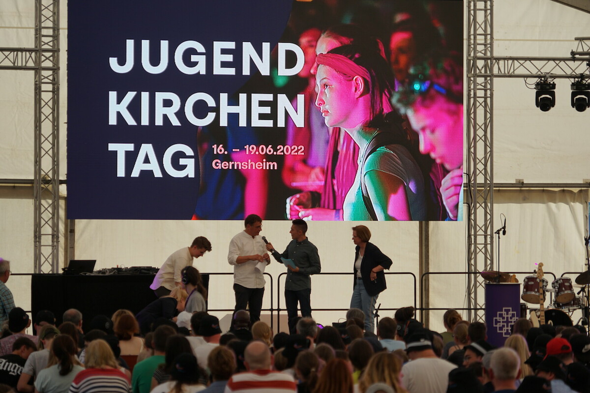 Im Zelt, Blick auf die Bühne.