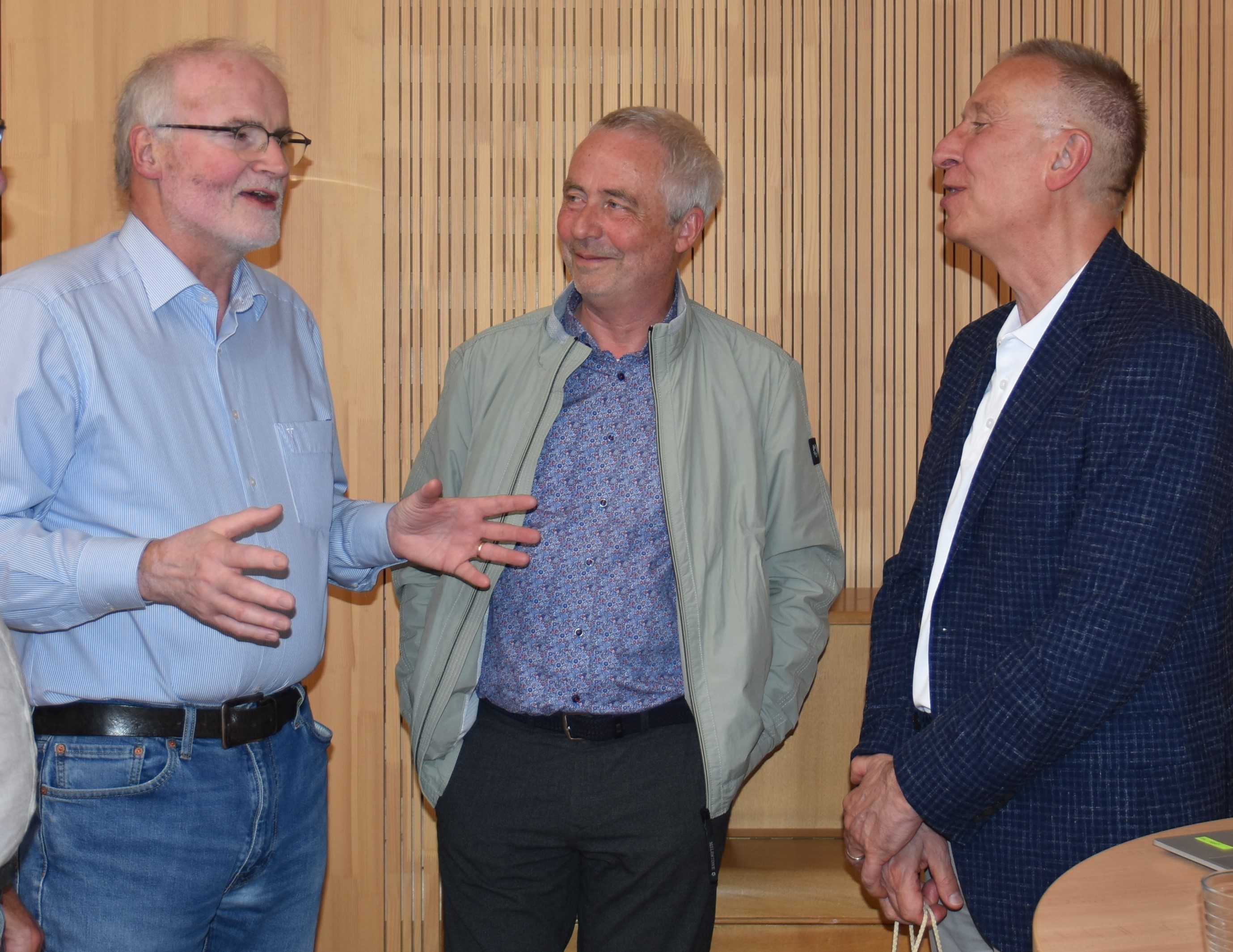 Peter Scherle mit Hans Hamrich und Rainer Böhm im JOhannitersaal, vertieft in ein Gespräch.
