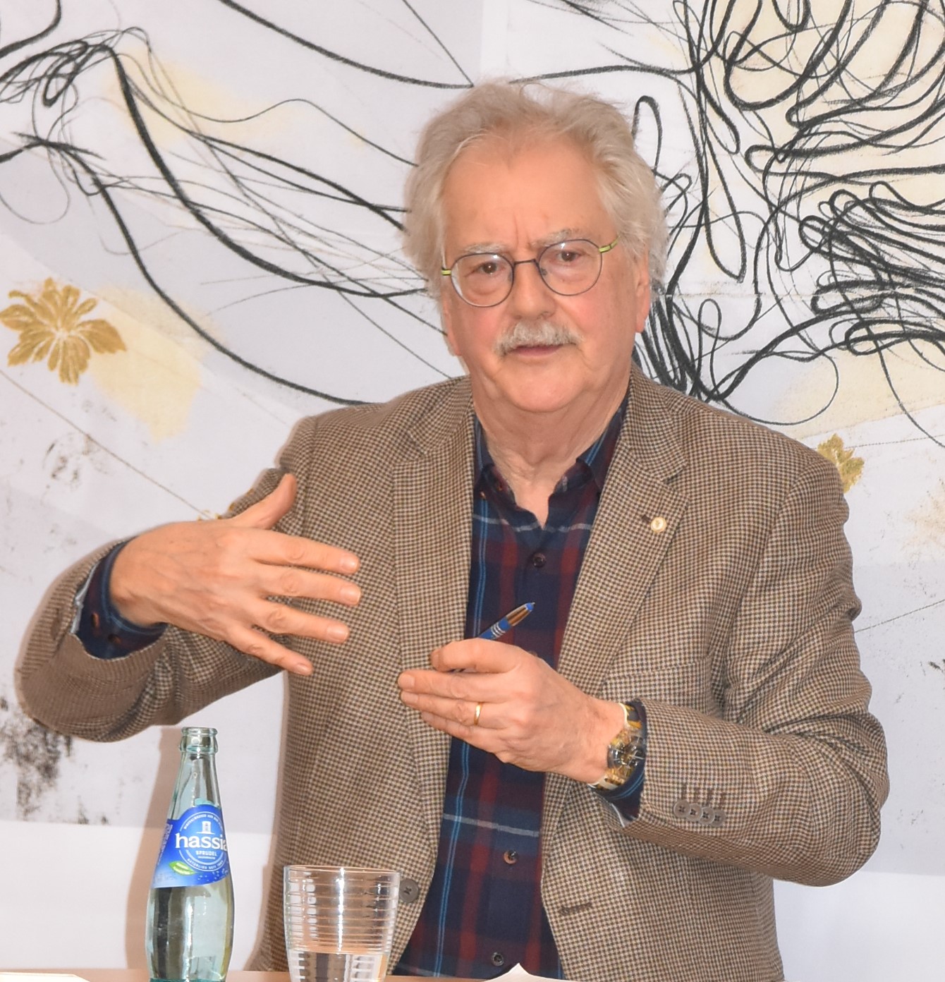 Porträtaufnahme von Wolfgang Kessler, mit Händen gestikulierend, im Joannitersaal des Dekanats