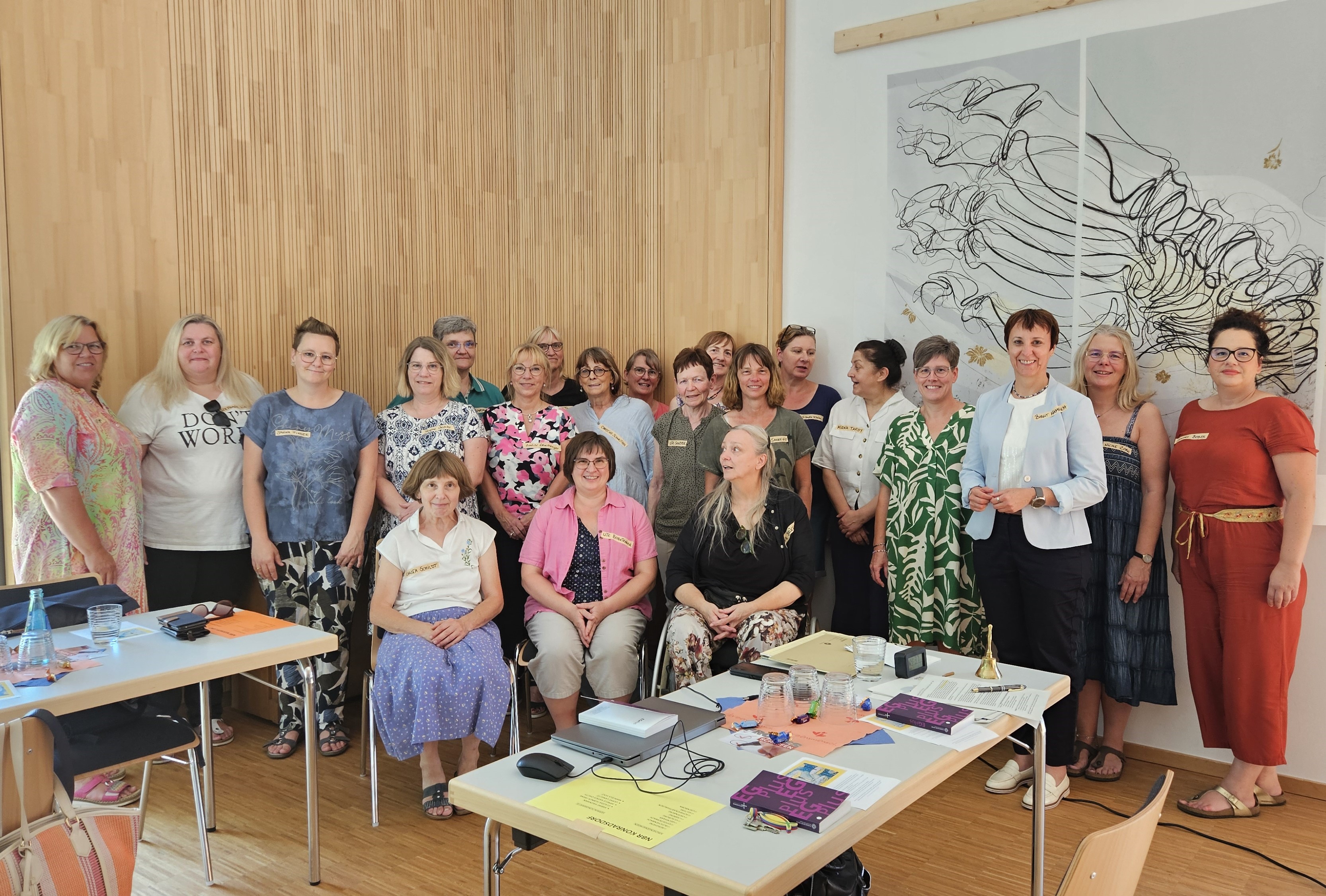 Die große Gruppe der Gemeindesekretärinnen hat sich im Johannitersaal zum Gruppenfoto versammelt.