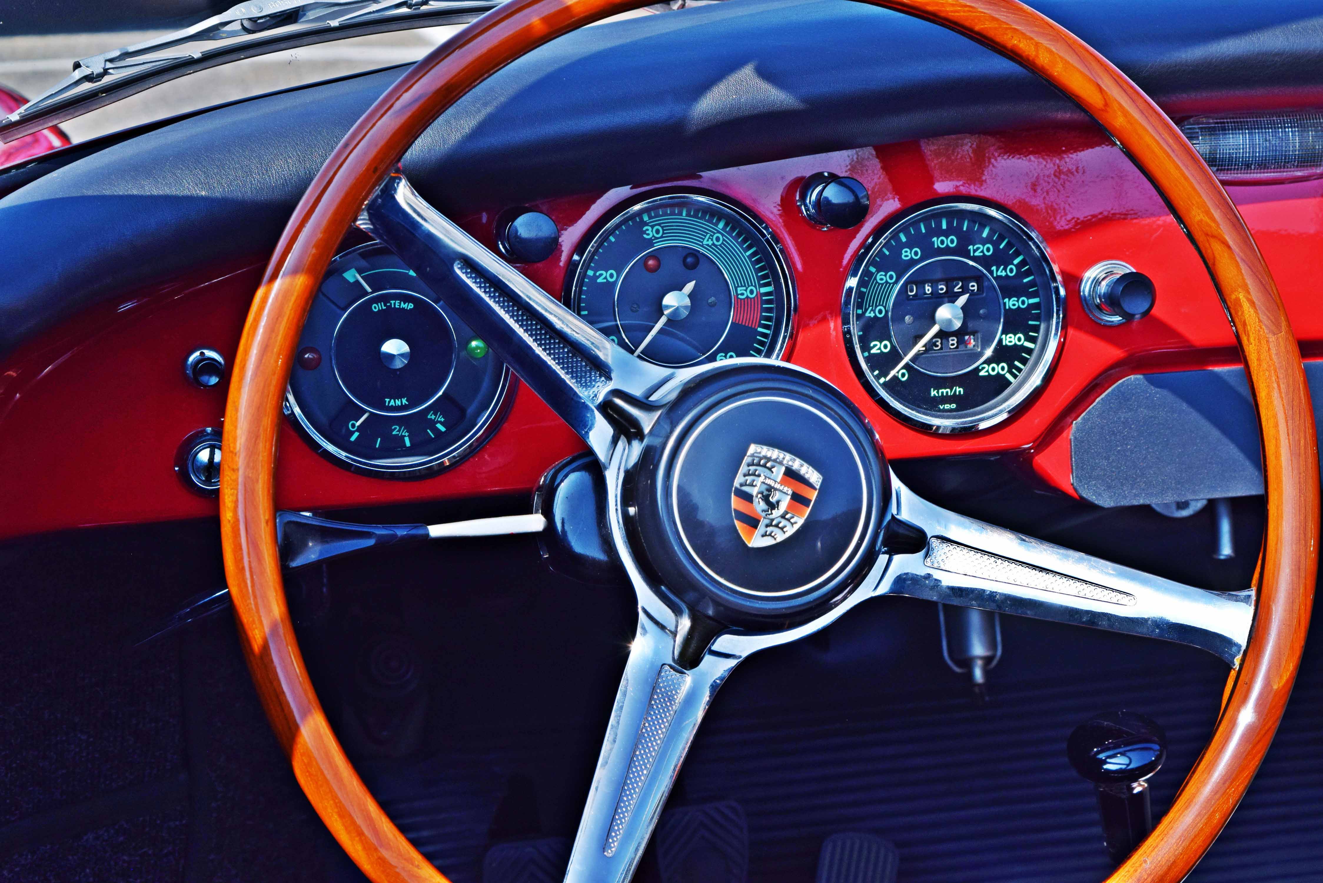 Lenkrad und Armaturenbrett eines Oldtimers