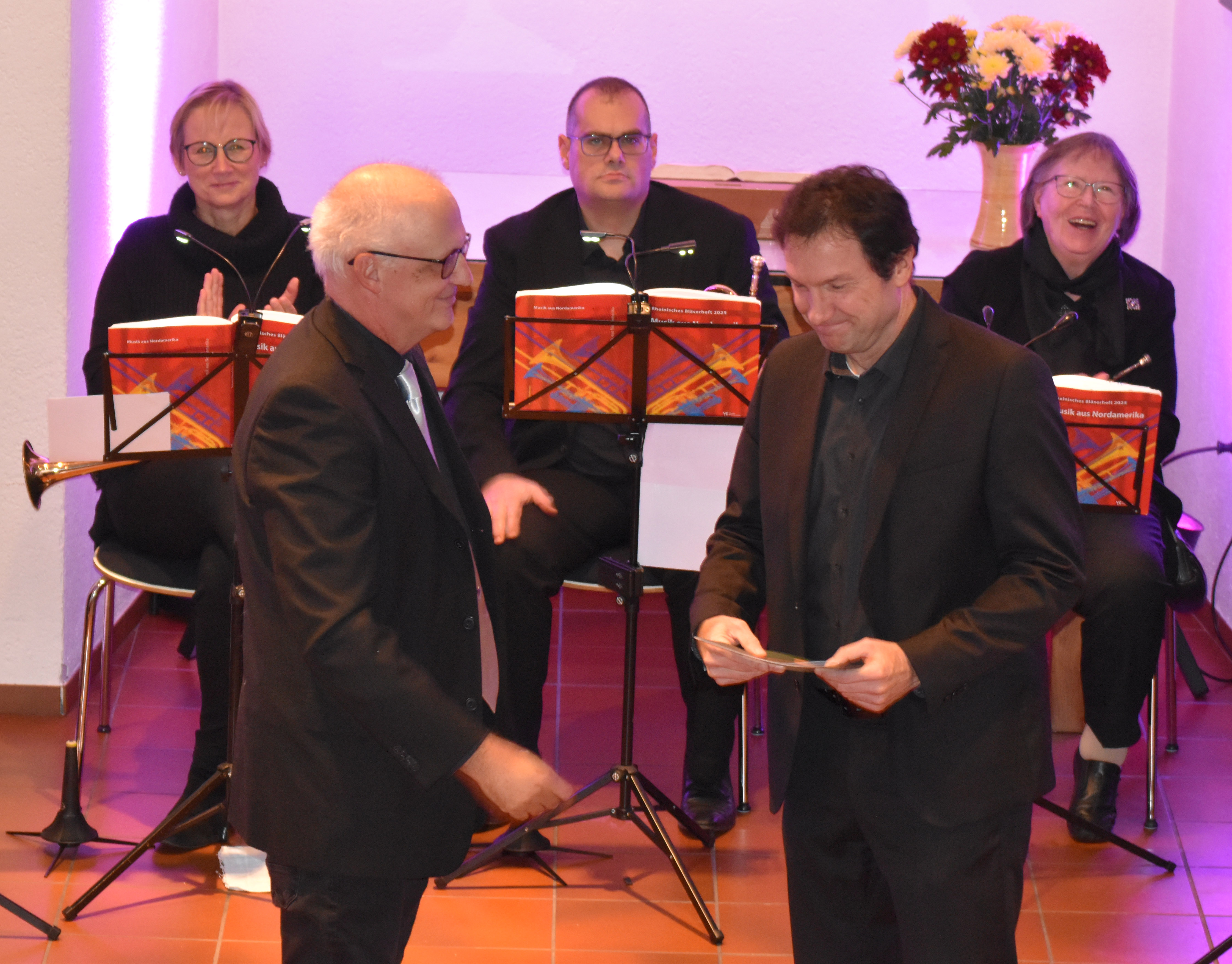 Martin Weiser vom Posaunenwerk/Bezirk Starkenburg überreichte die Urkunde zum 60. Geburtstag des Posaunenchors an dessen Leiter Michael Hitzel