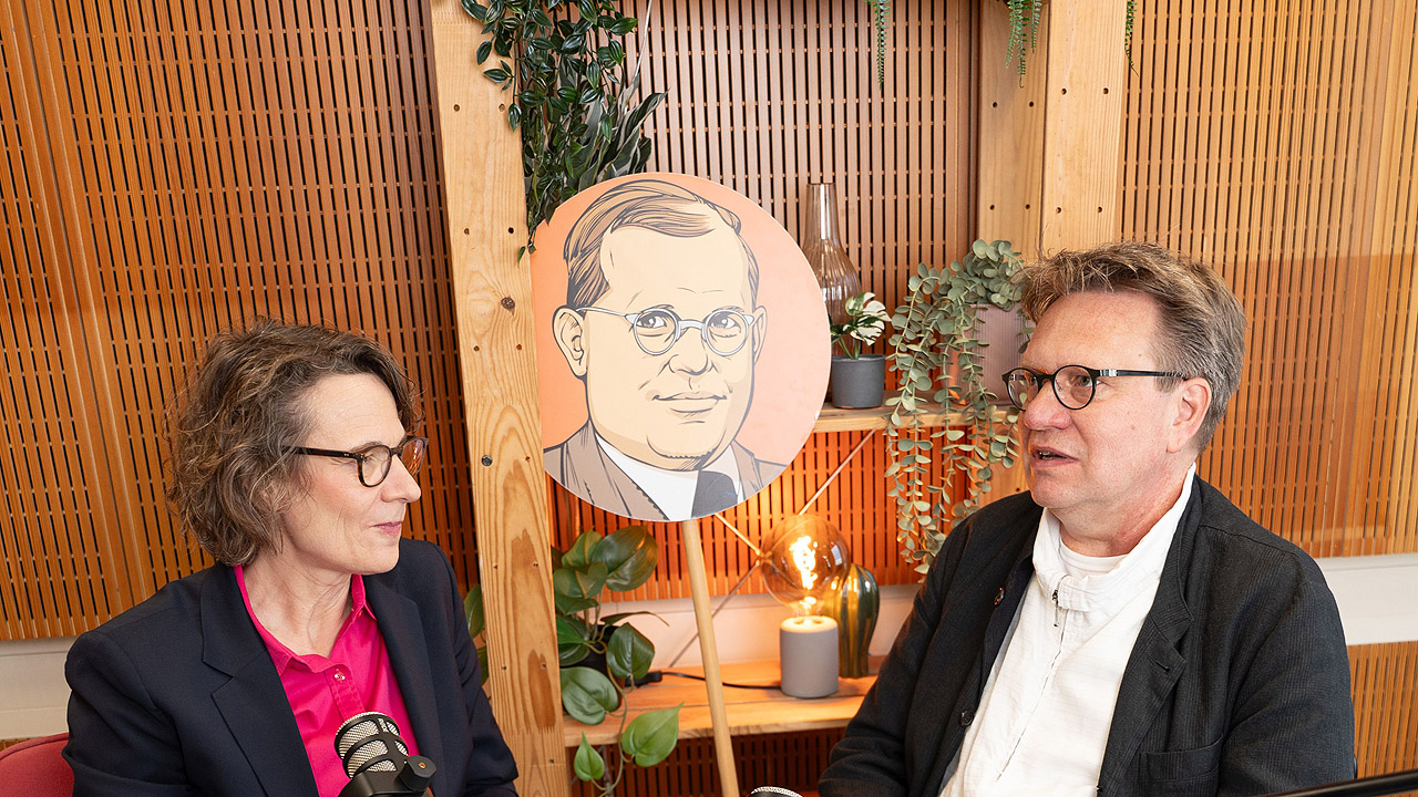 Bonnhoeffer-Grafik auf einem Schild in der Mitte, daneben Christiane Tietz und Frank Muchlinsky