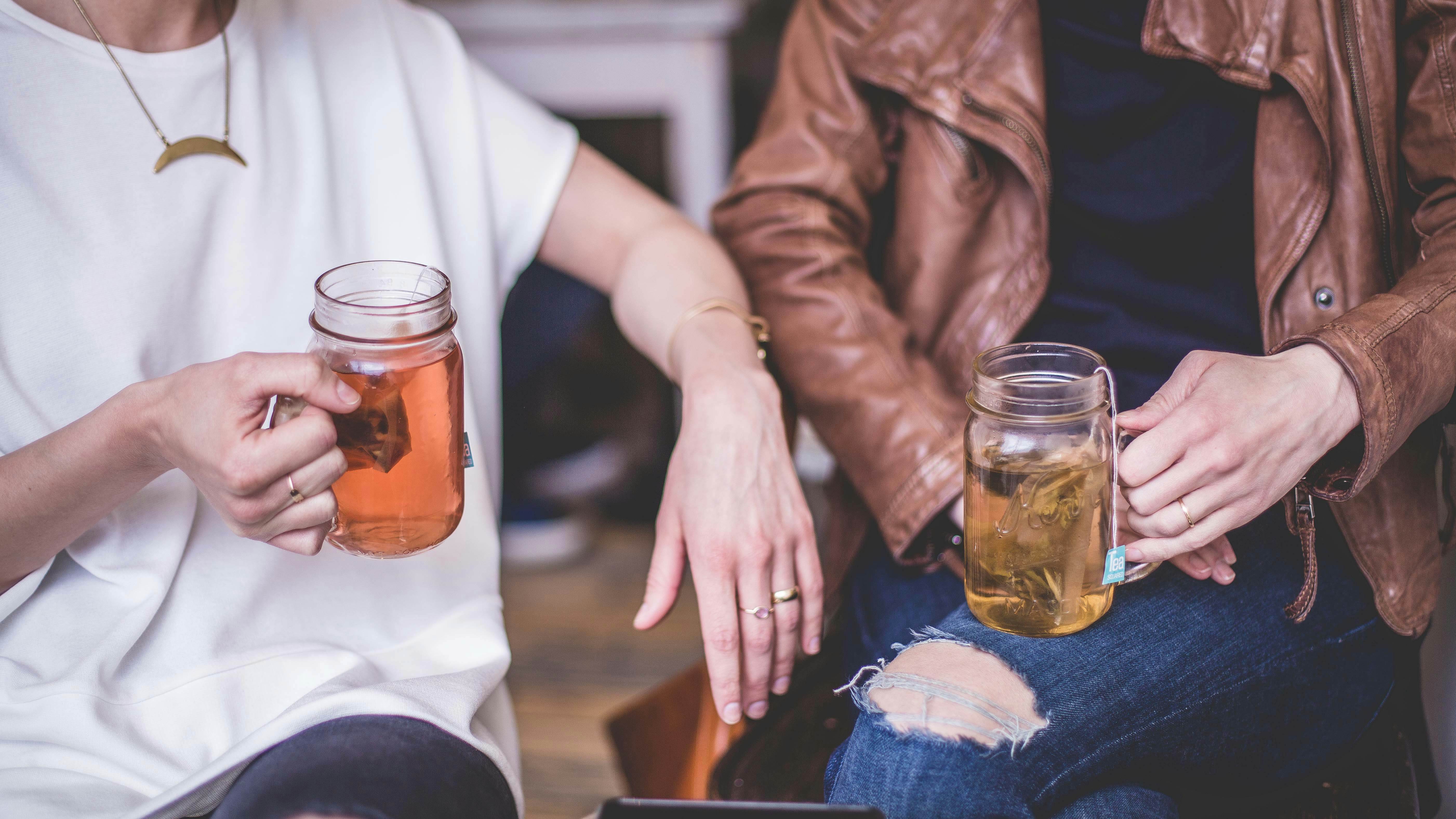 Bildausschnitt: zwei Menschen trinken Tee
