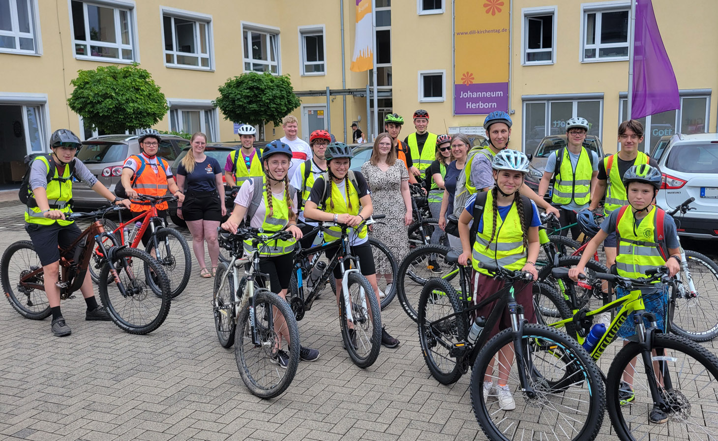 Gruppe der Jugendlichen auf den Fahrrädern