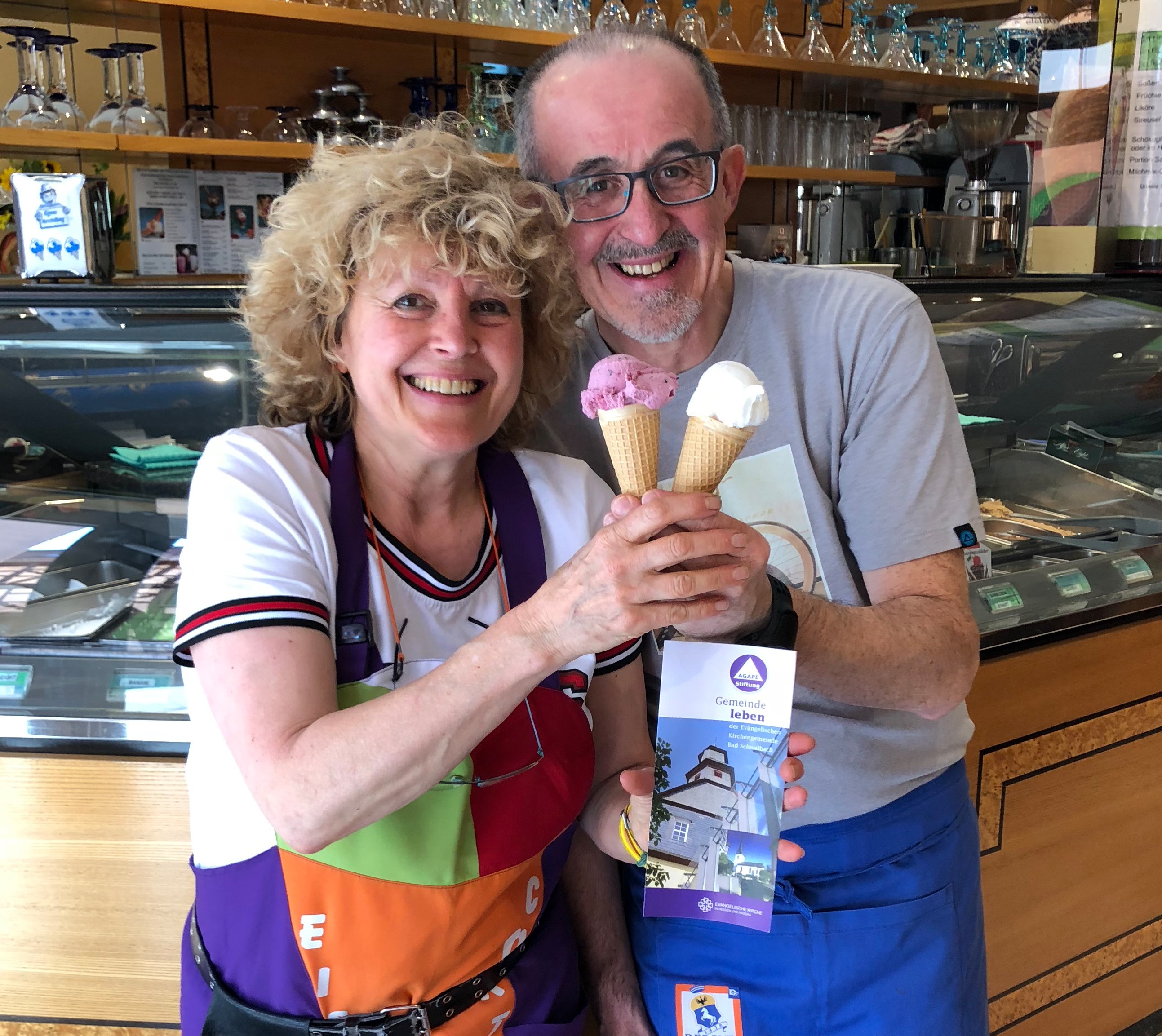 Isabella Bareiss-Pellegrinon und Rafaello Pellegrinon mit dem Agapage Eis Isabella Bareiss-Pellegrinon und Rafaello Pellegrinon mit dem Agapage Eis