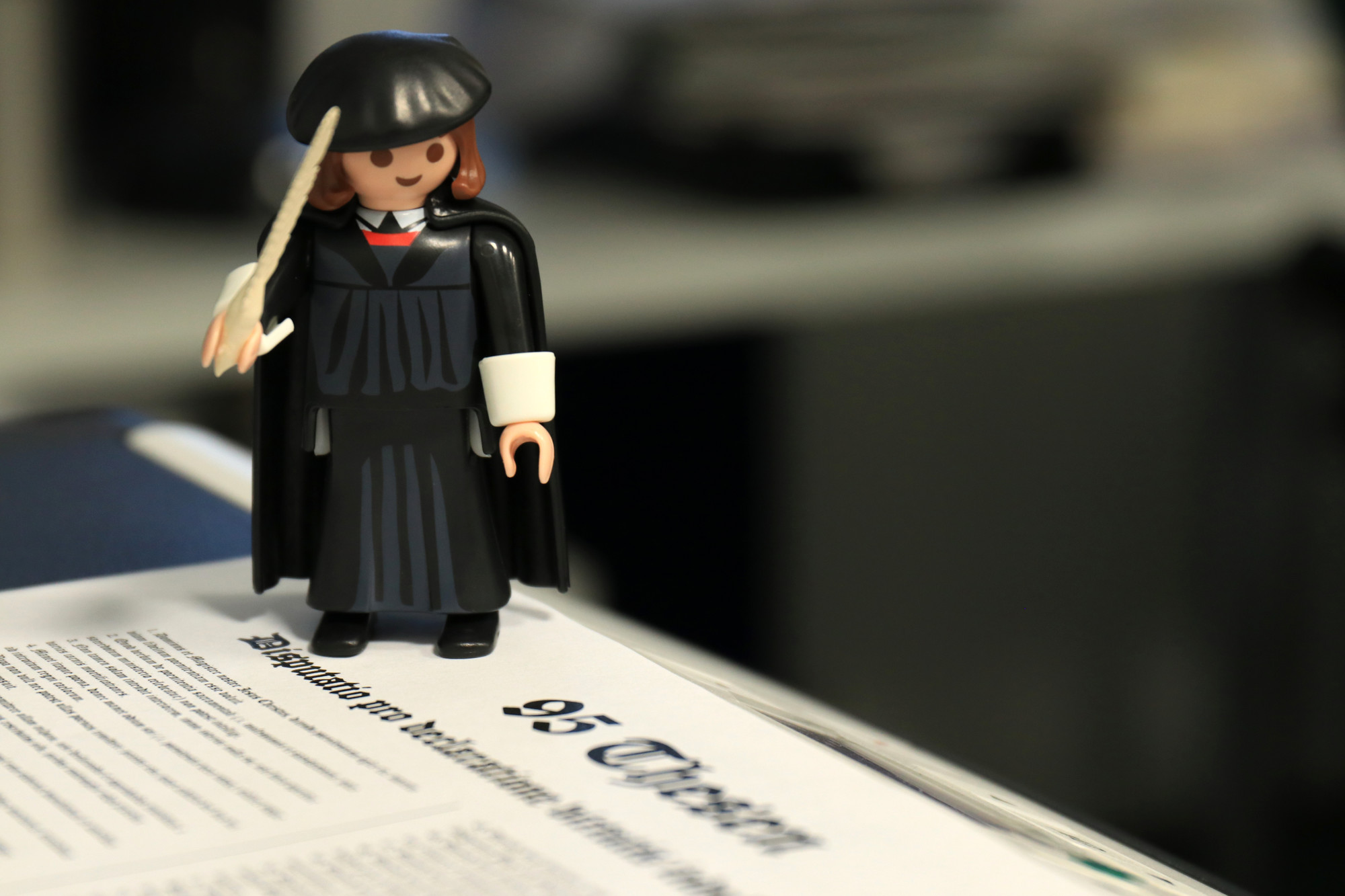 Martin Luther und die 95 Thesen Die Veröffentlichung von Martin Luthers 95 berühmten Thesen gilt heute als Startpunkt der Reformation.