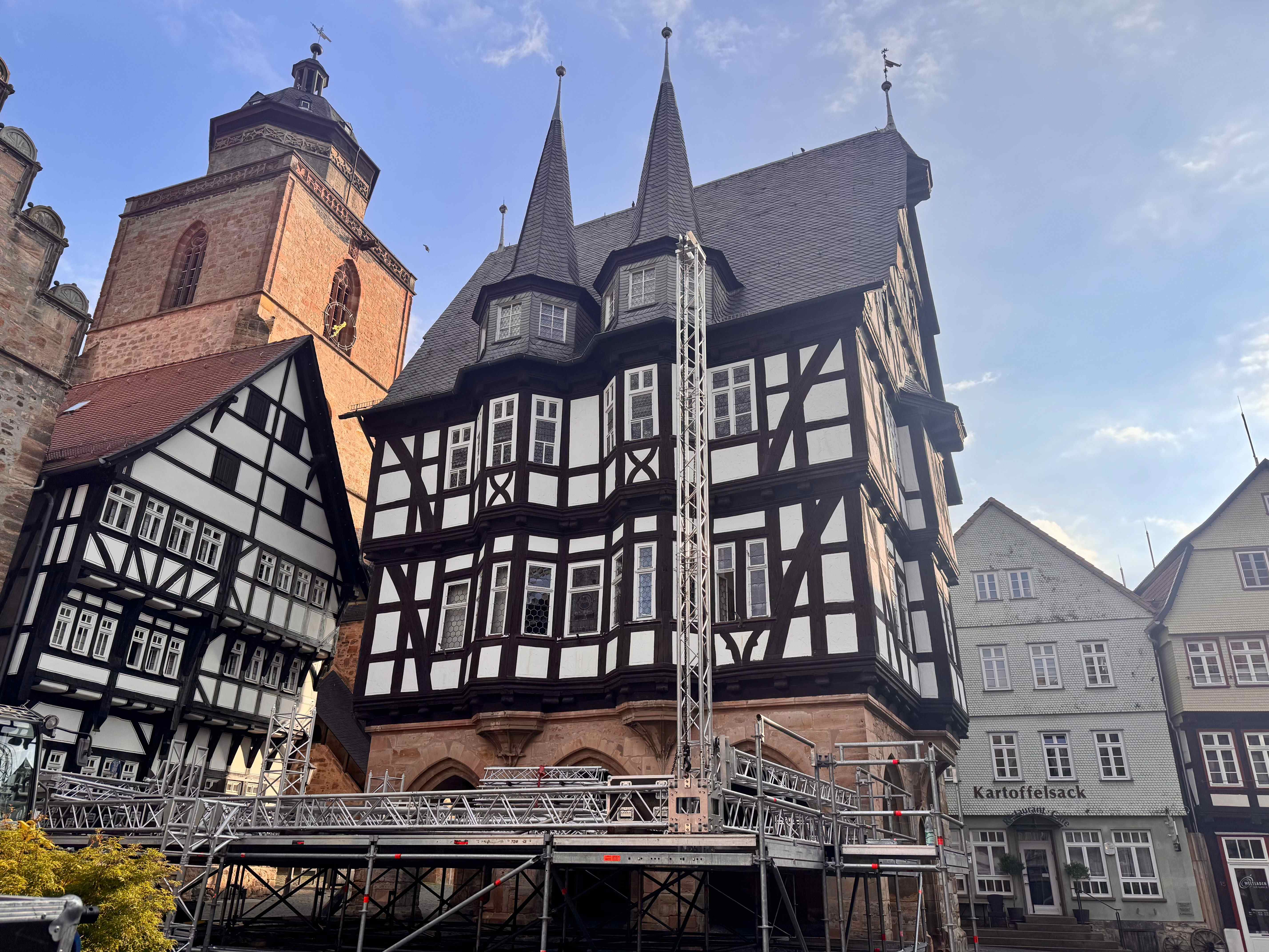 Blick auf das historische Rathaus der Stadt Alsfeld, vor dem eine große Bühne aufgebaut wird, man sieht eine Stahlkonstruktion.