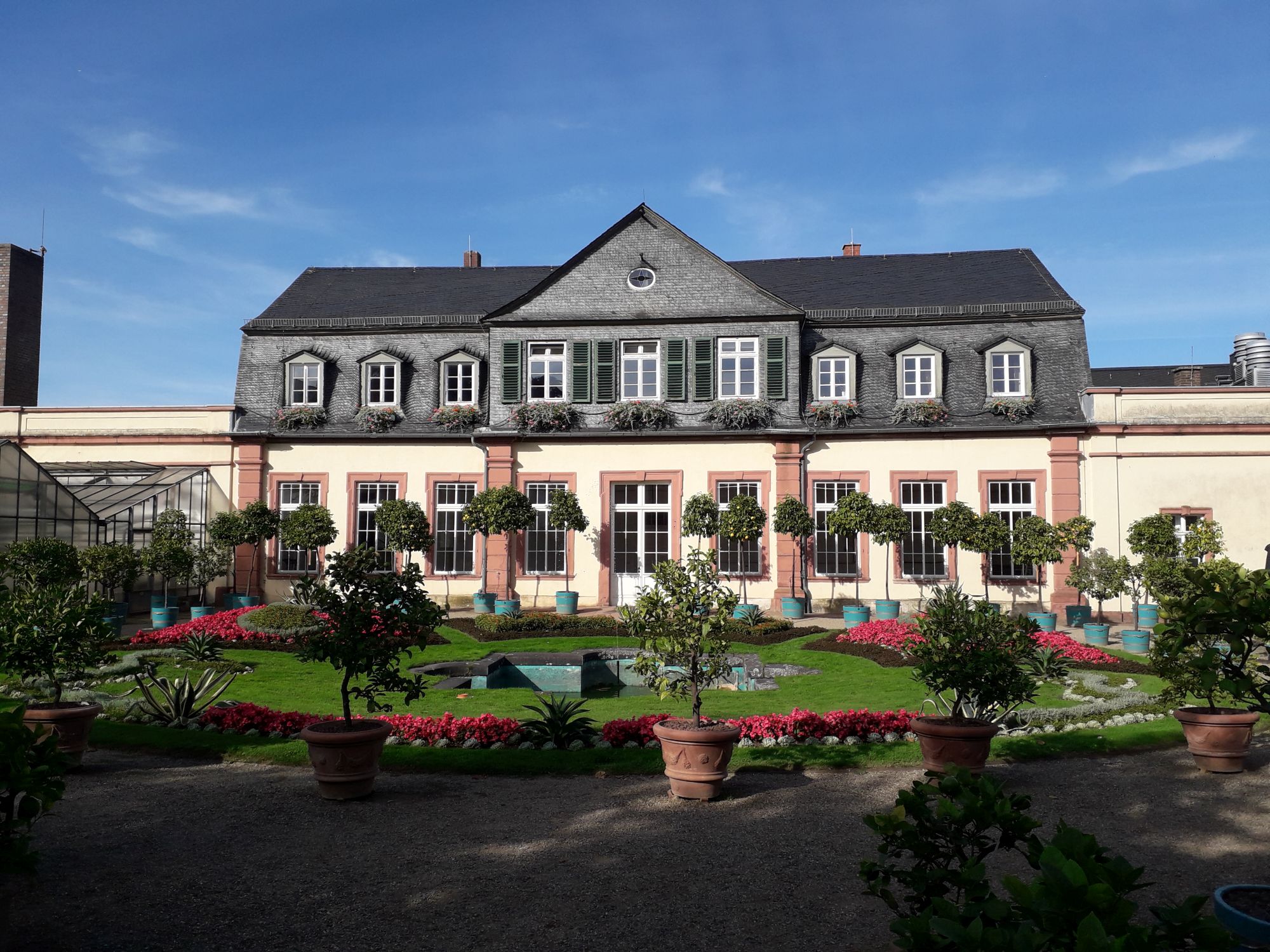 Die Orangerie des Schlosses mit Teppichbeeten