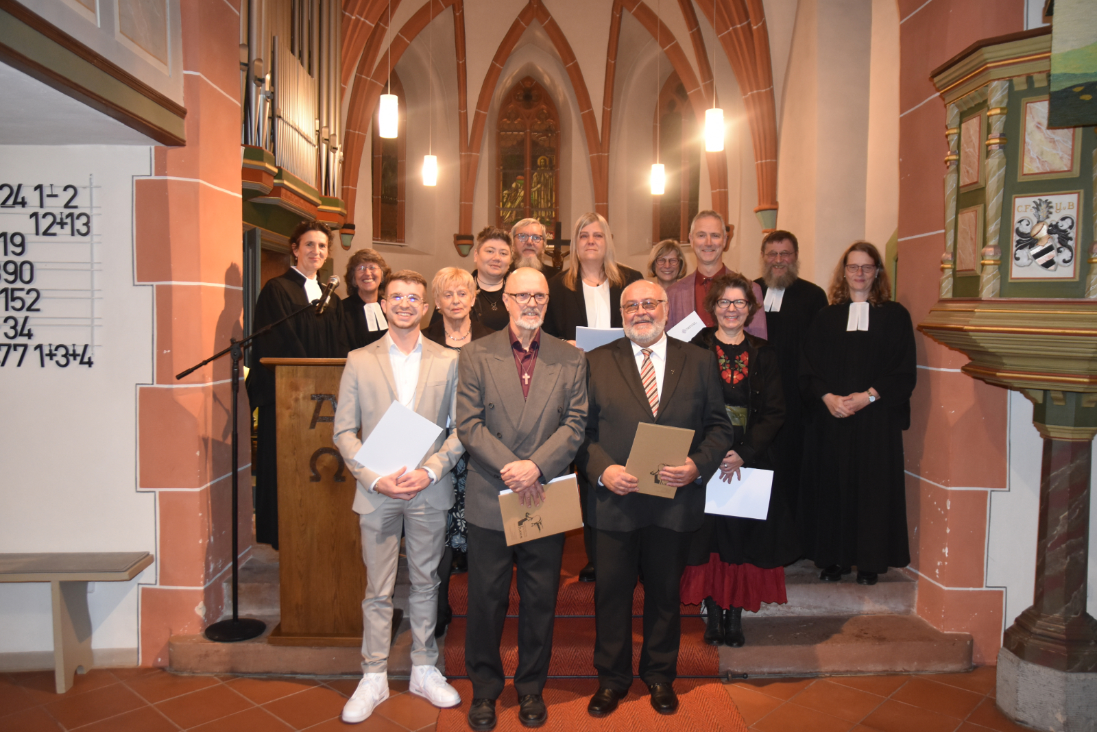Gruppe im Altarraum der Düdelsheimer Kirche.