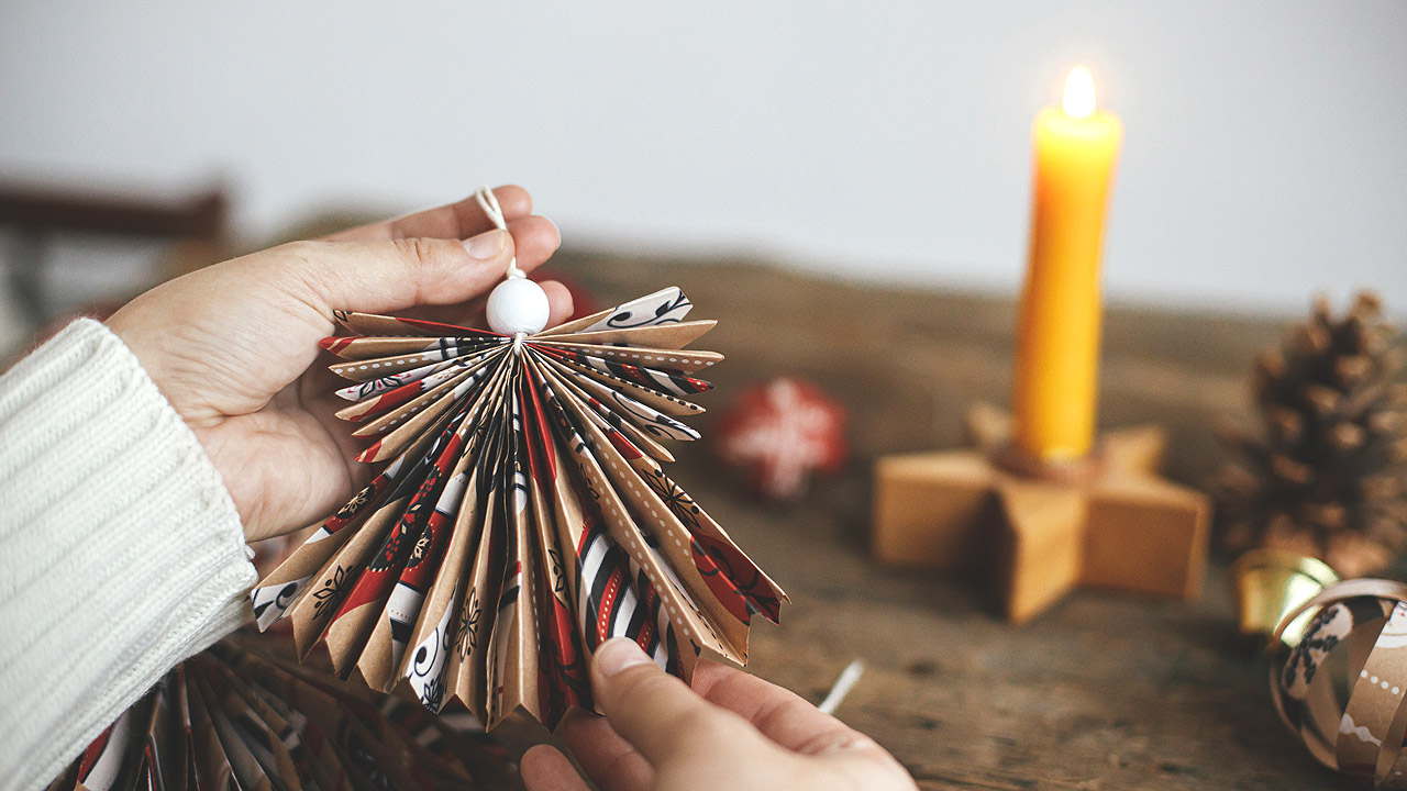 Gebastelter Weihnachtsengel aus Papier