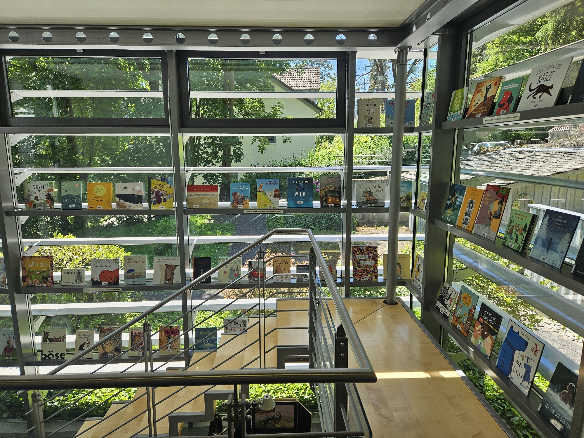 Bilderbücher der Schlossbibliothek Bilderbücher der Schlossbibliothek auf drei Regalböden aufgestellt.