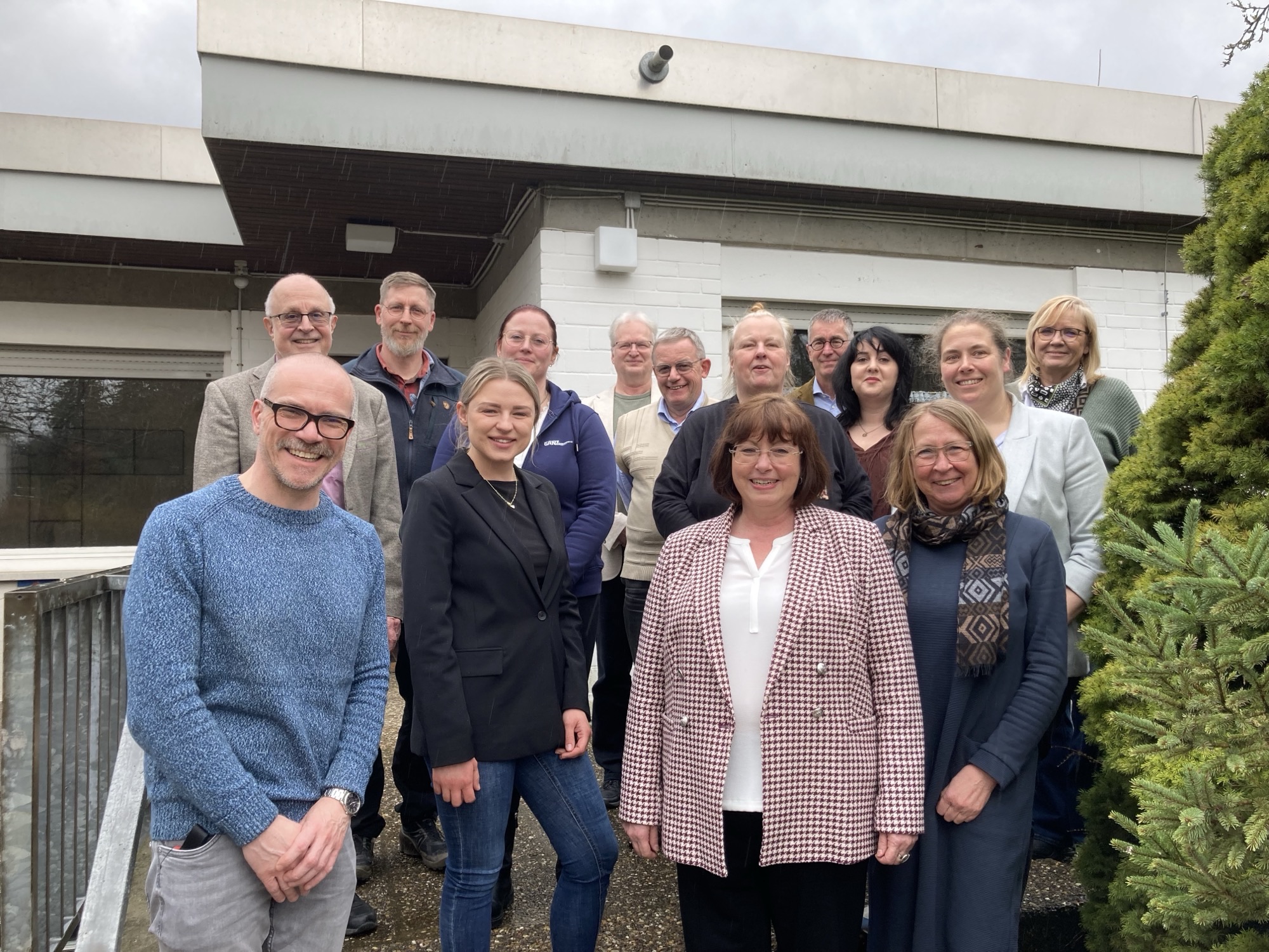 Das Bild zeigt ein Gruppenbild der an der Gründung der Regionalen Arbeitsgemeinschaft Kirche und Diakonie beteiligten Personen. 