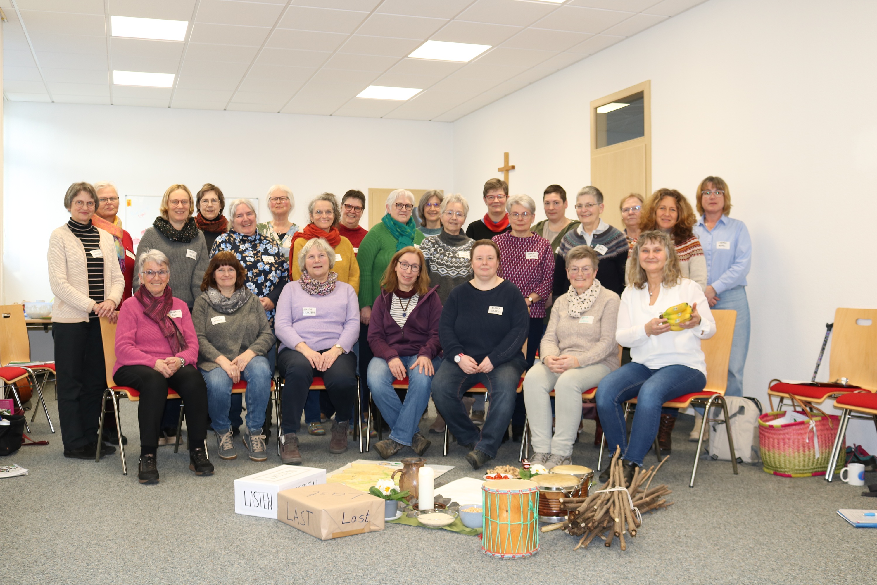 Gruppenfoto: Viele Frauen mit Gegenständen zum Weltgebetstag