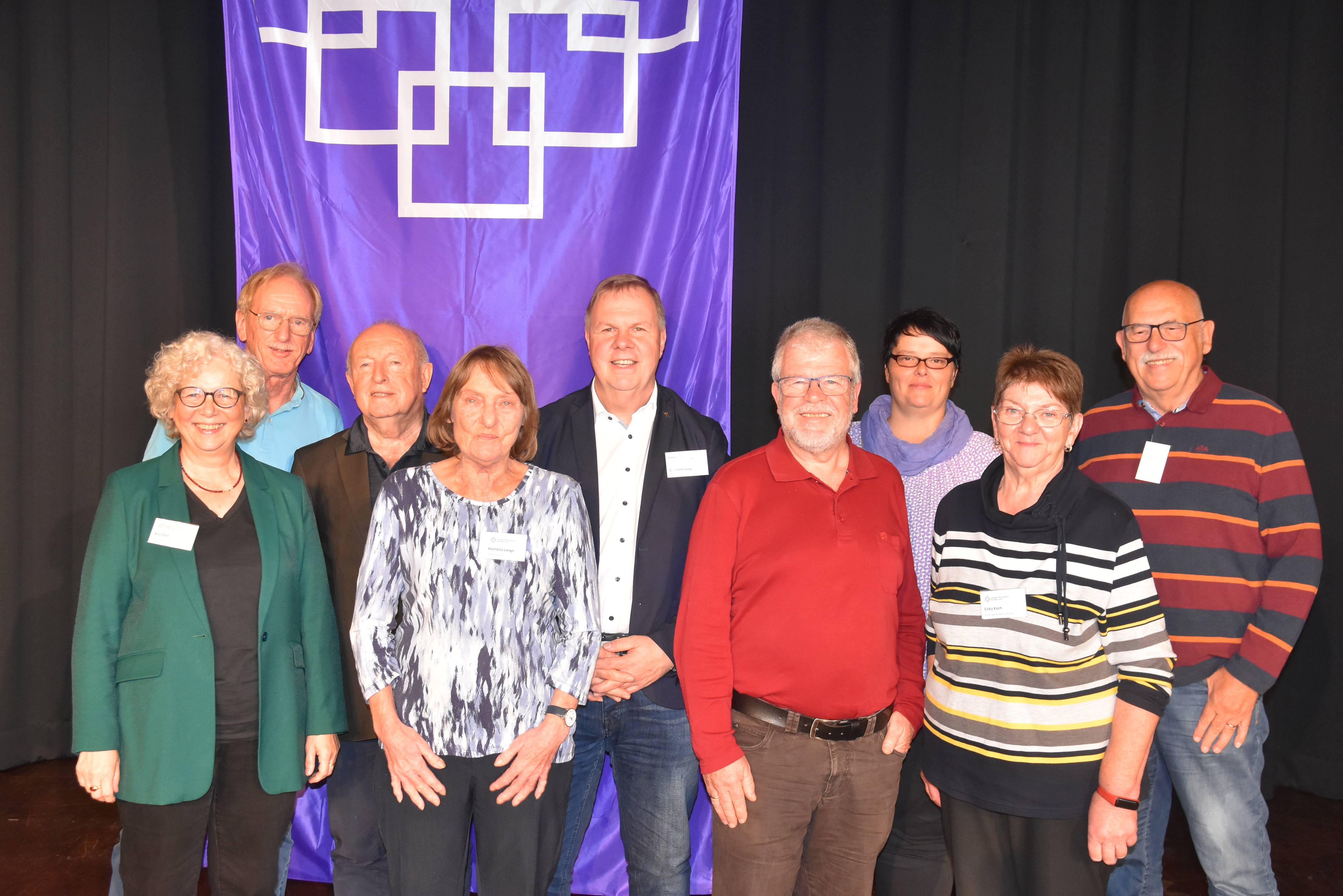 Gruppenfoto auf der Bühne des Niddaer Bürgerhaus-Saals: Diese Menschen stehen stellvertretend für die diakonische Arbeit im Dekanat.