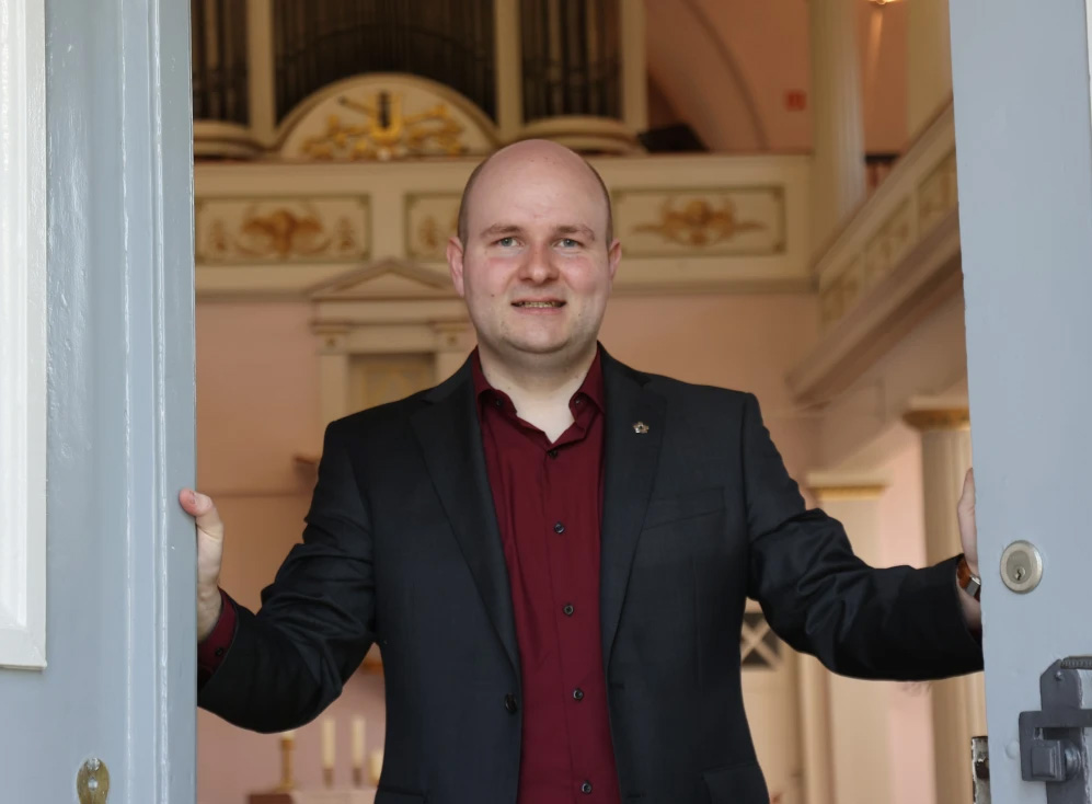 Pfarrer Marcel Albert in der evangelischen Kirche Birkenau