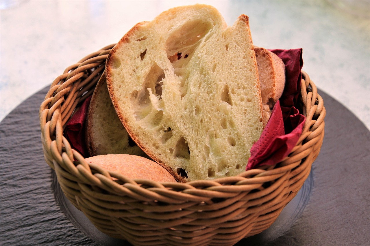 Brotscheiben in einem geflochtenen Korb