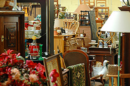 Viele bunte Dinge in einem Trödelladen.