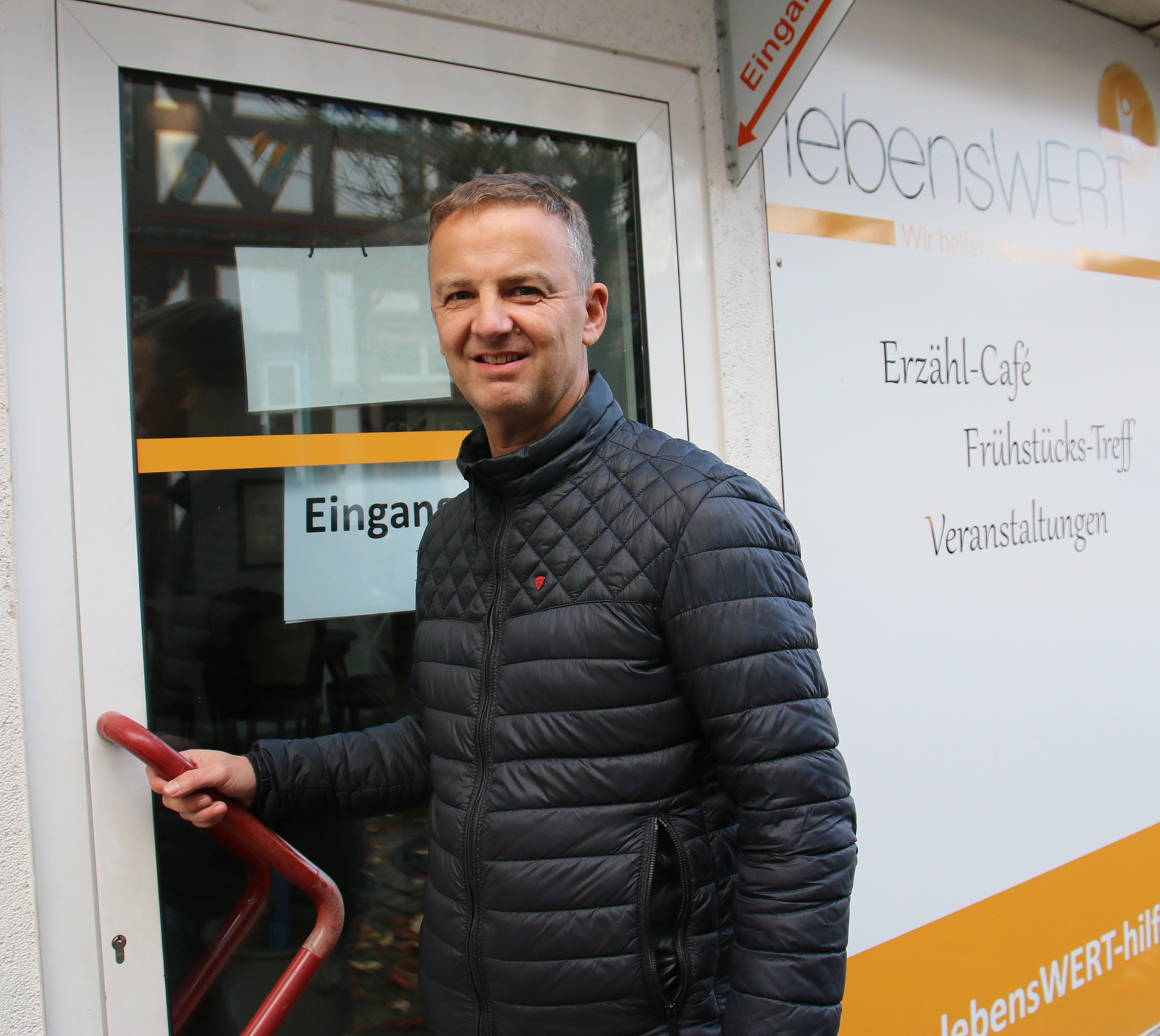 Axel Hofeditz vor Cafe lebensWERT Axel Hofeditz vor Cafe lebensWERT