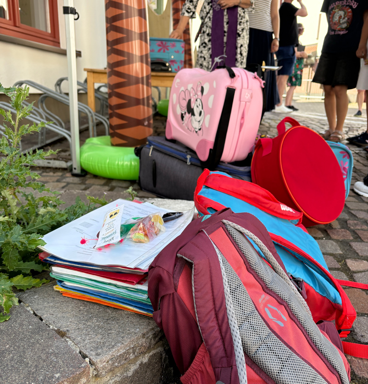Schulranzen vor dem Segenspavillon