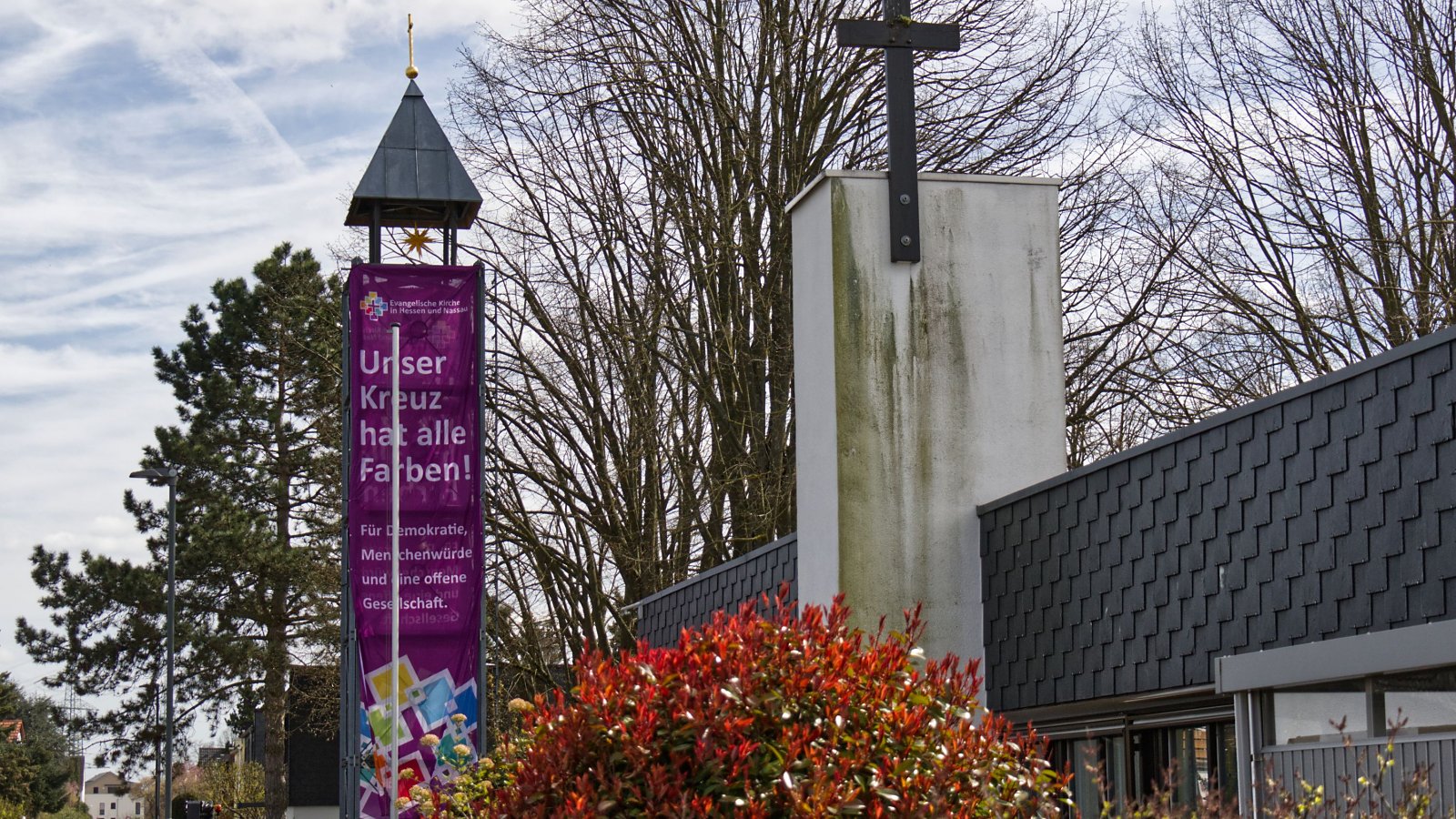 Am Glockenturm hängt das Banner, so lang, wie der Glockenturm hoch ist.