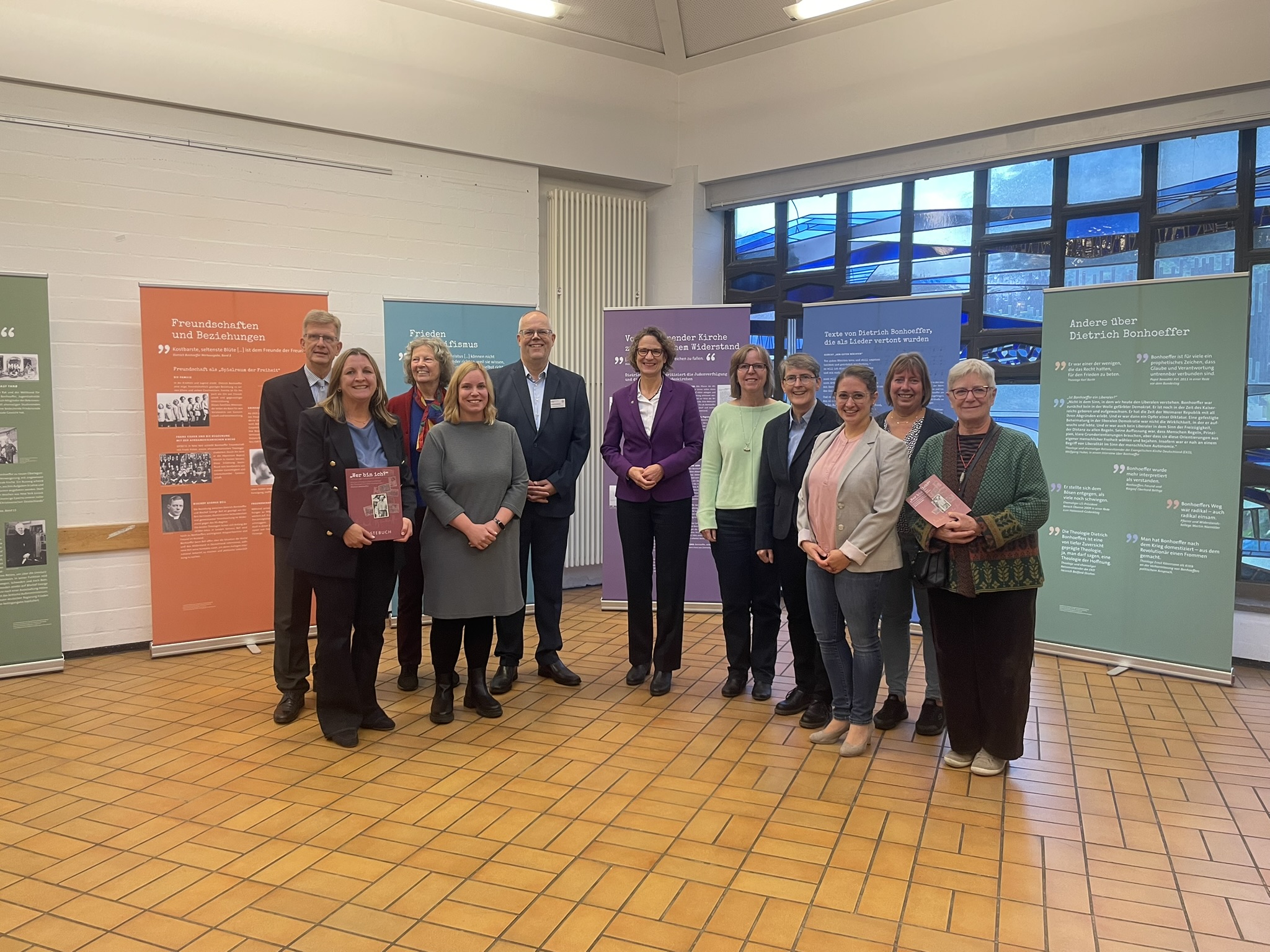 Die Arbeitsgruppe des Dekanats Kronberg, die die Dietrich Bonhoeffer-Ausstellung erarbeitet hat, bei der Vernissage mit EKHN-Kirchenpräsidentin Dr. Christiane Tietz (Bildmitte)