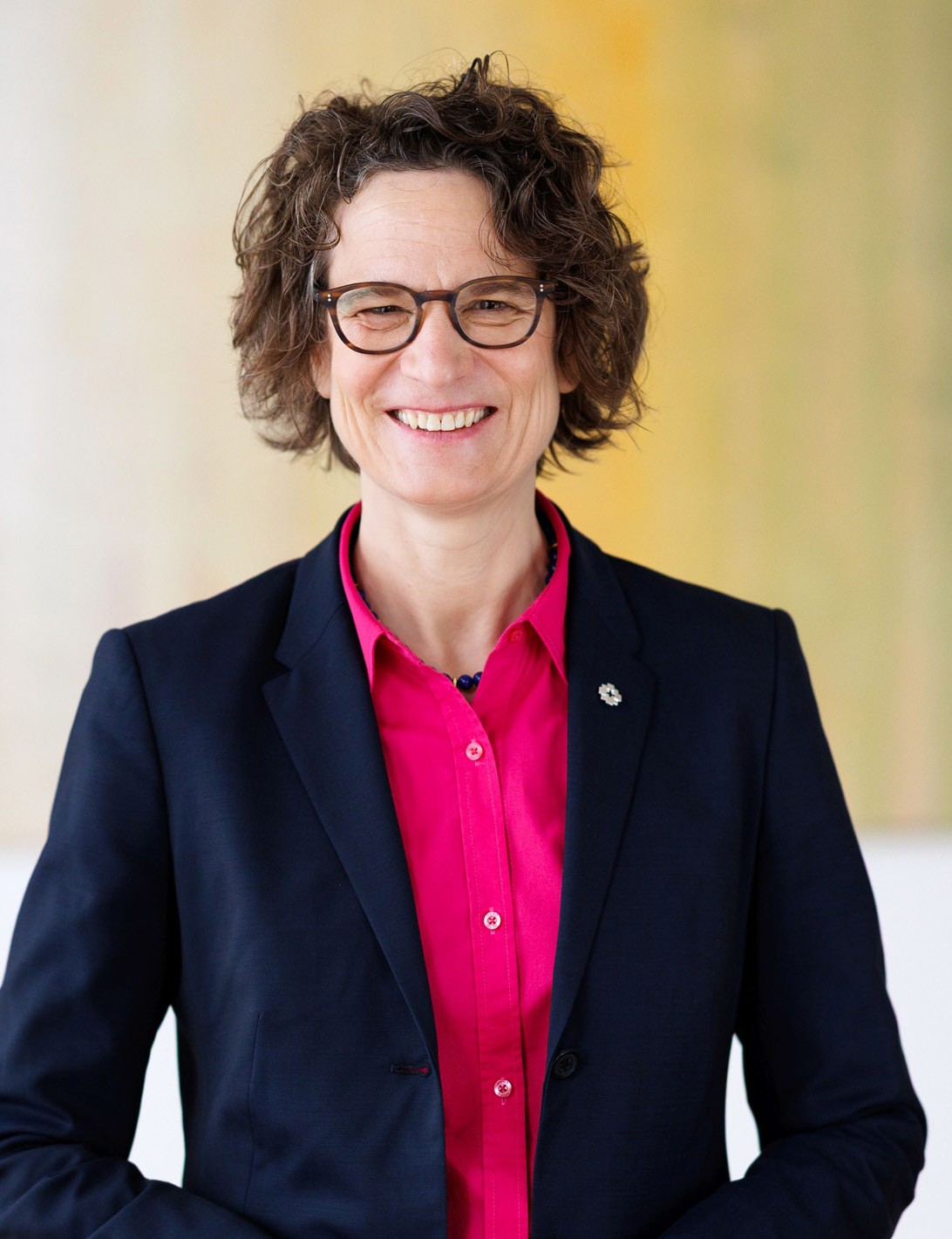 Frau vor unscharfem Hintergrund