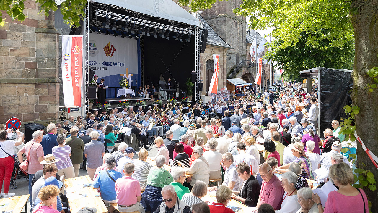 Gottesdienst im Freien mit Bühne