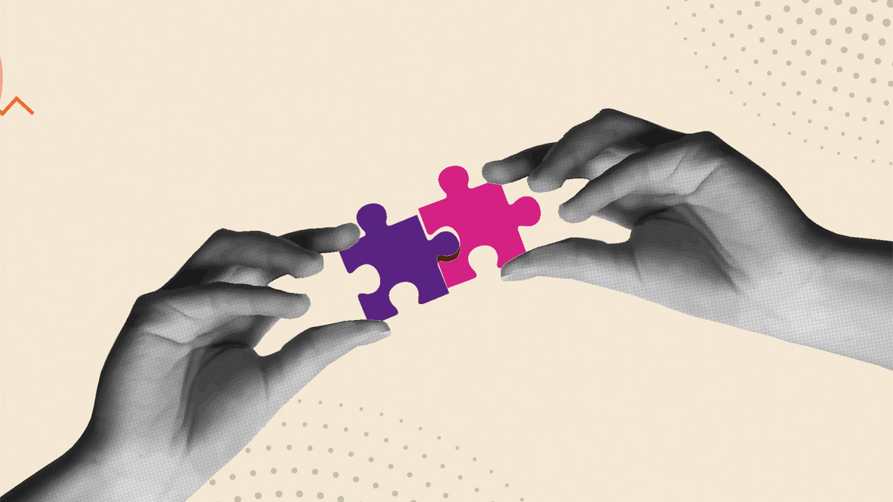 Zwei Hände stecken Puzzleteile zusammen