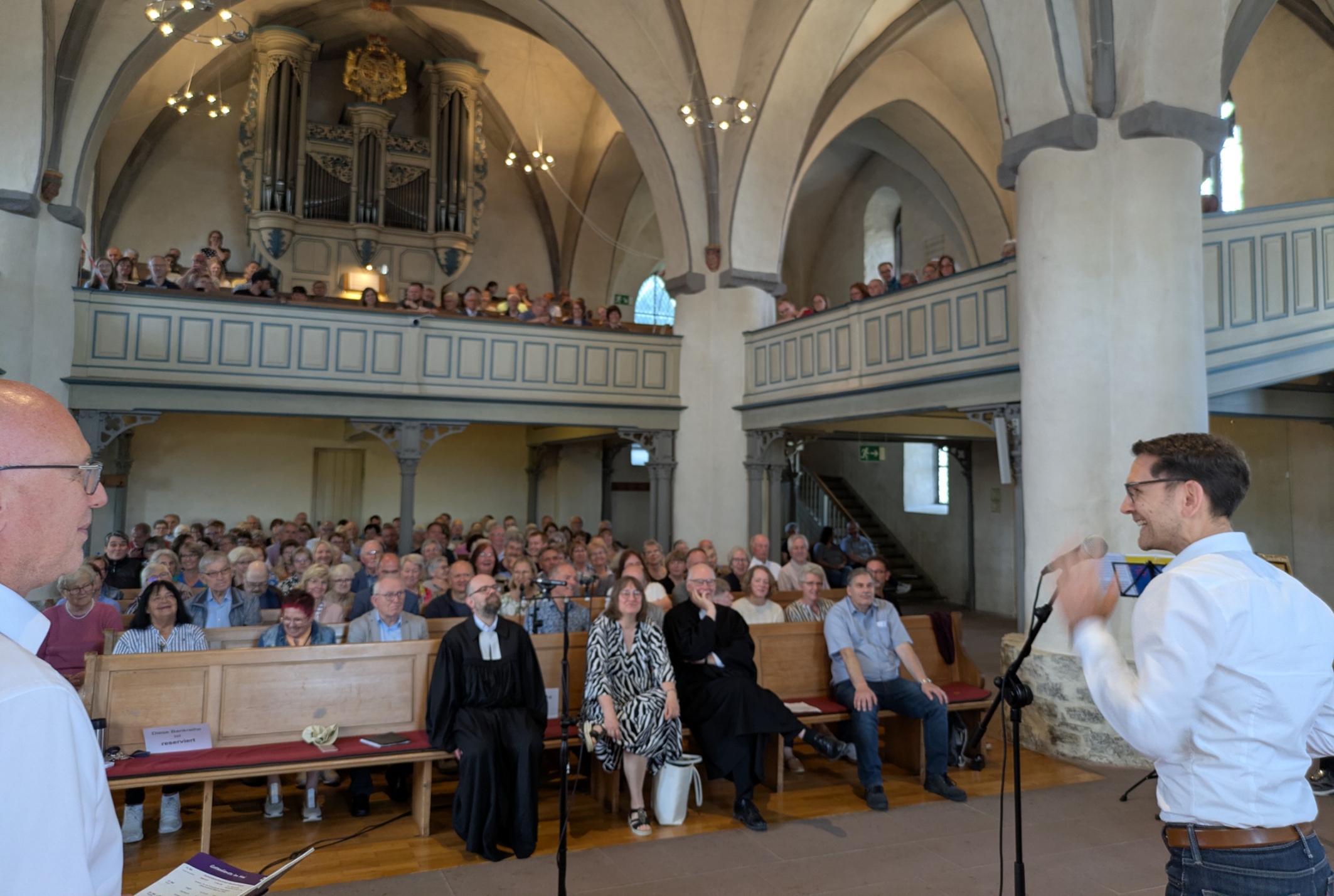 Die Gottesdienstbesuchenden im Kirchraum in Haiger Die Gottesdienstbesuchenden im Kirchraum in Haiger