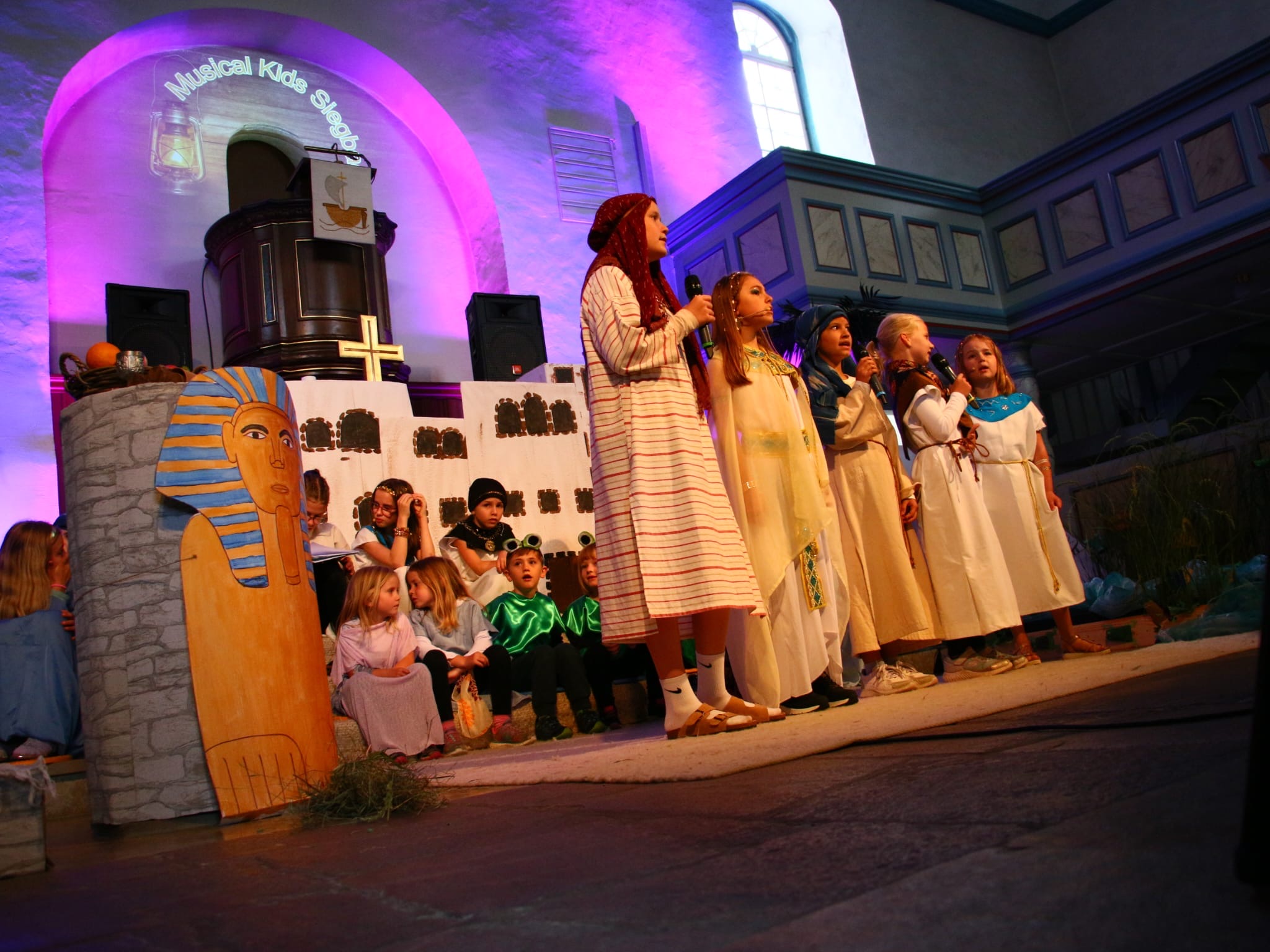 Verkleidete Kinder der MusicalKidsSiegbach auf der Bühne vor einer Wüstenkulisse