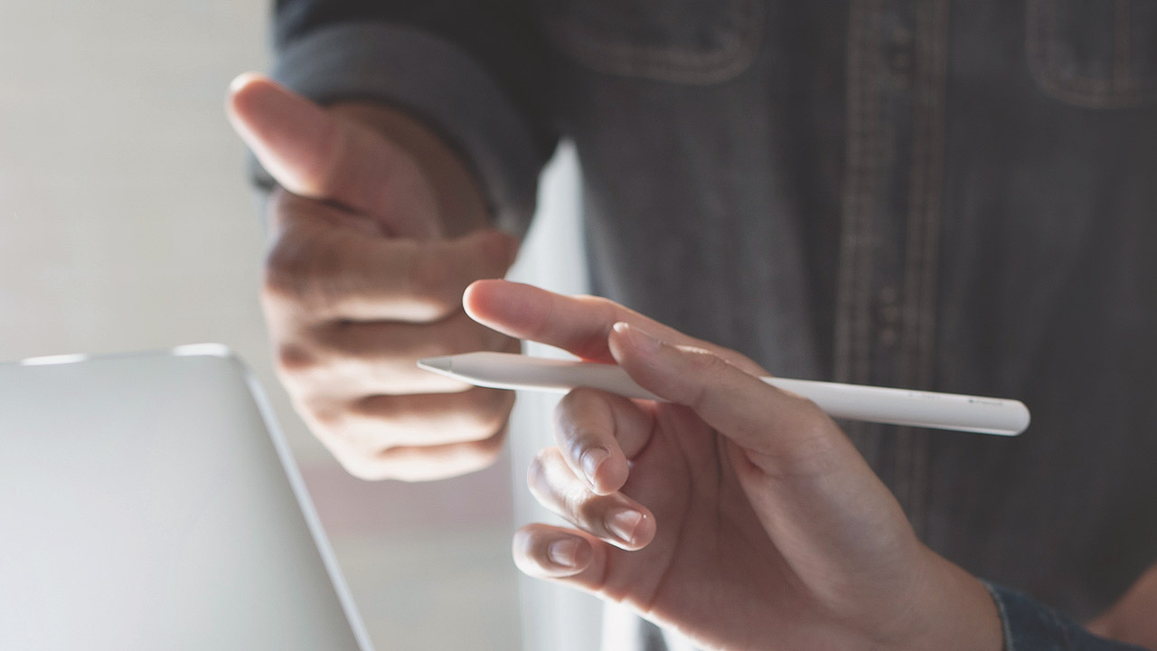 Stift in der Hand einer Frau, Ausschnitt aus Gesprächssituation