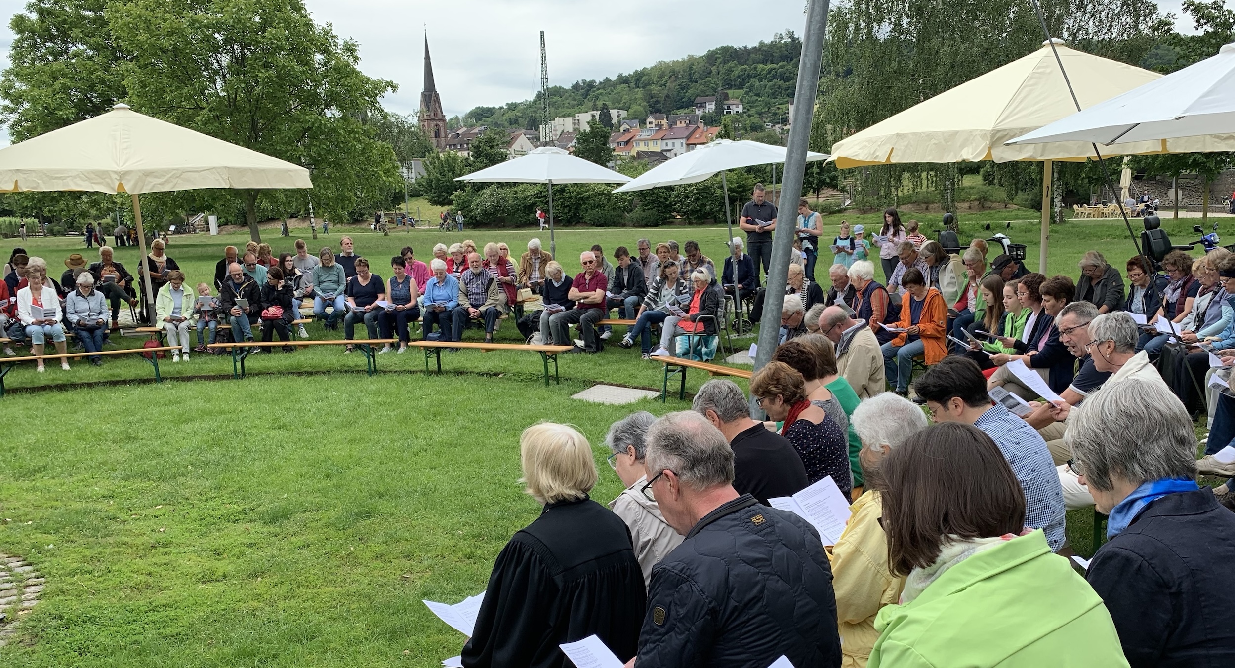 Gottesdienst_Park_am_Mäuseturm_Gustav_Adolf_Kirche.jpg