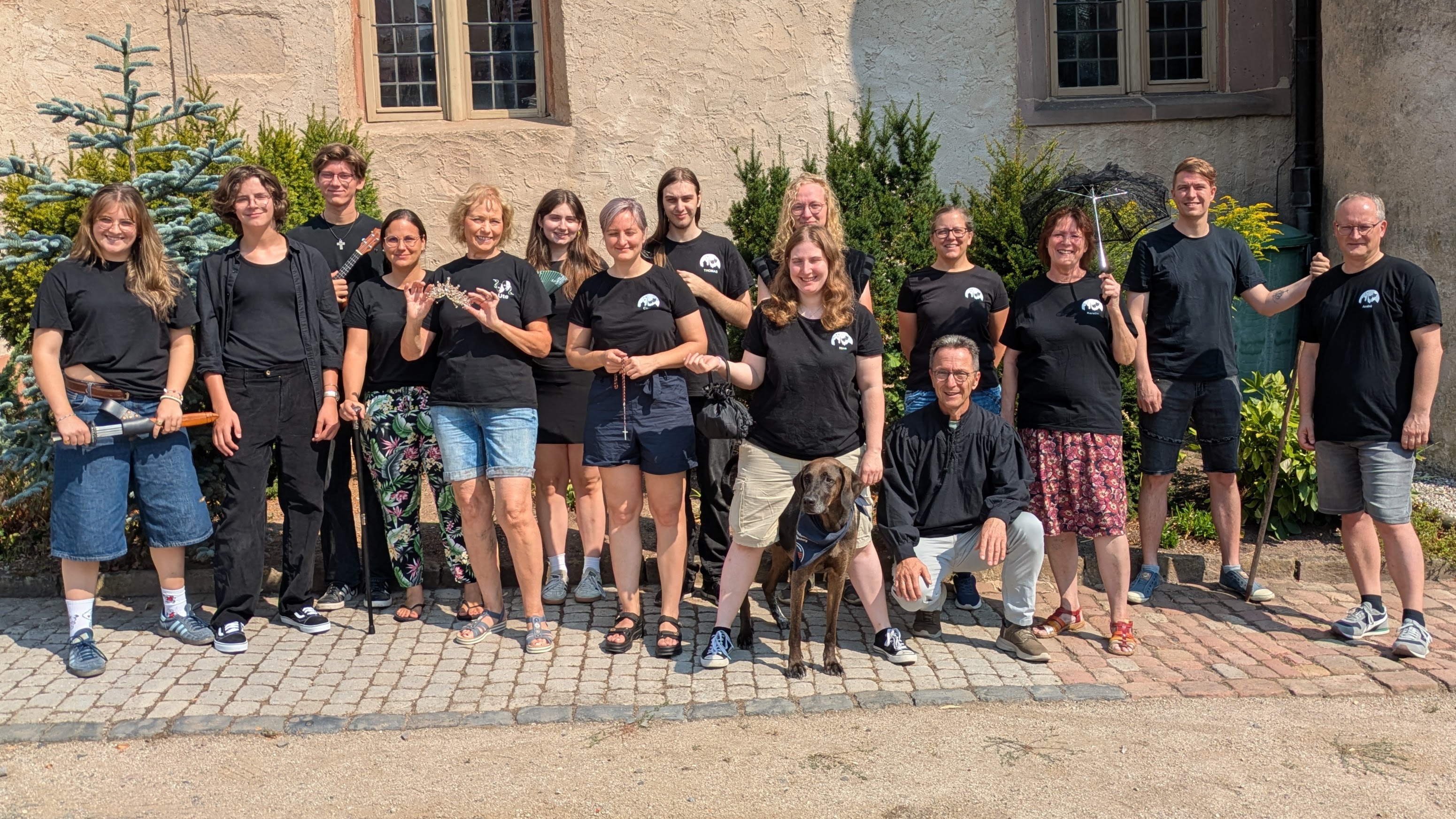 Theatergruppe mit Requisiten