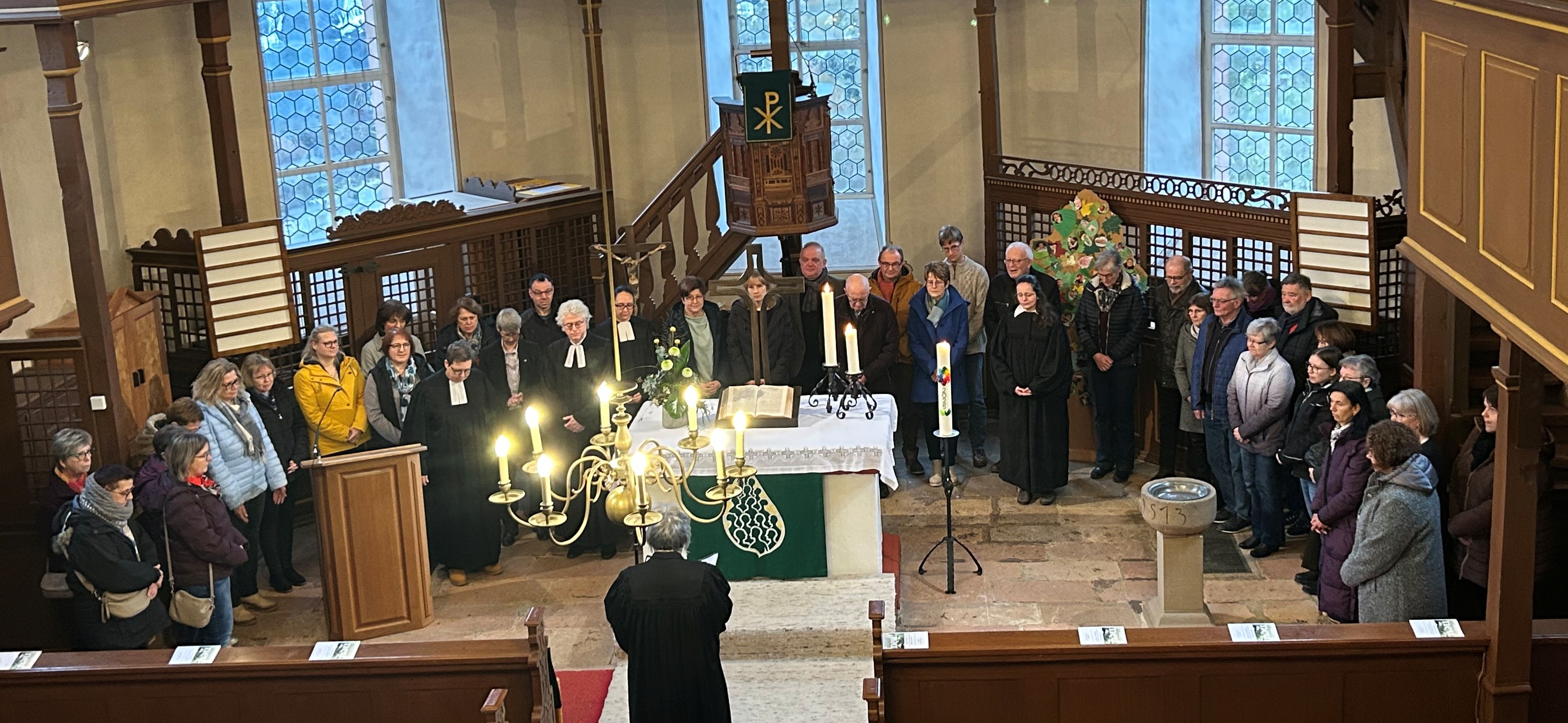 Menschgruppe im Altarraum