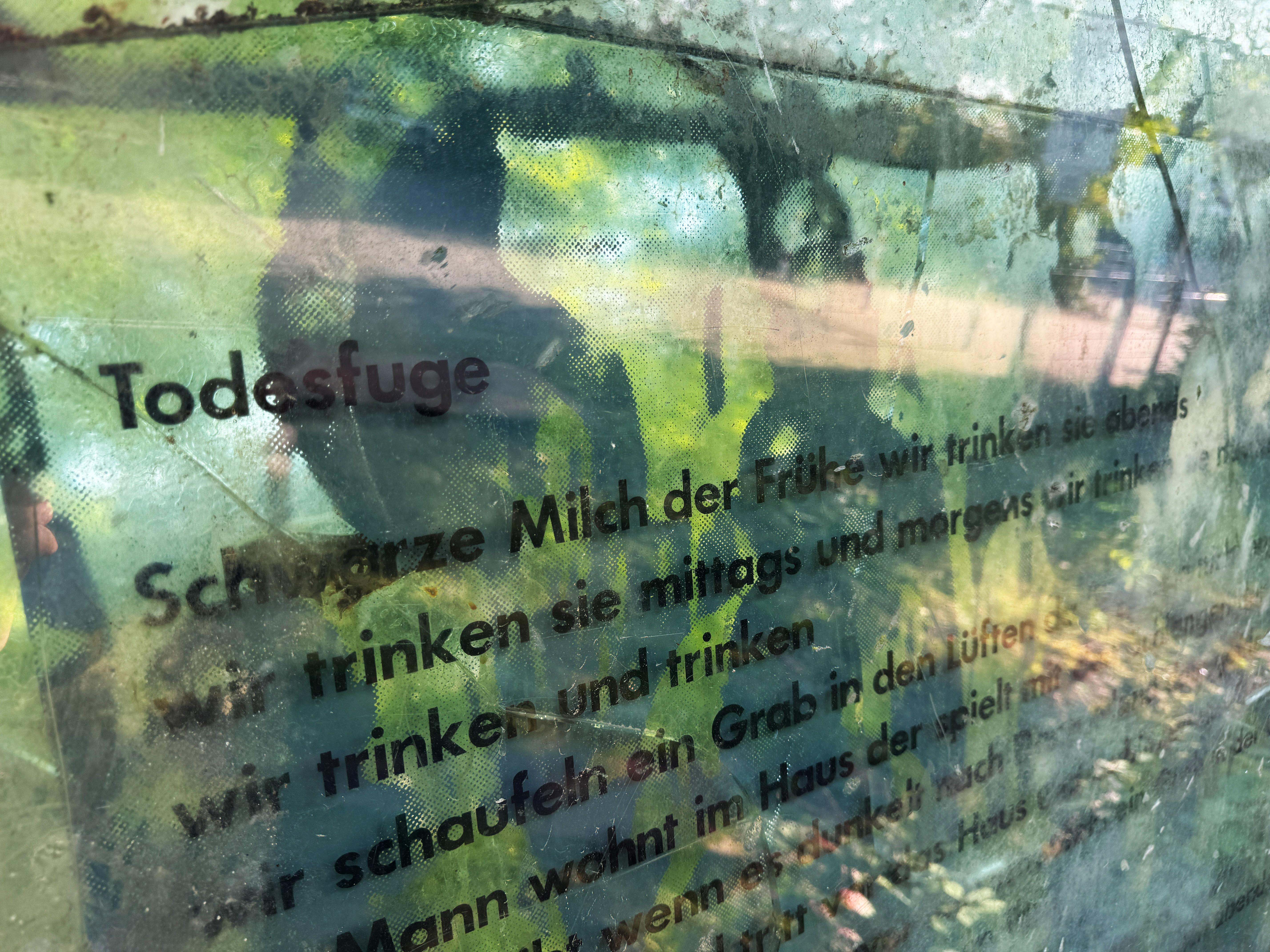 Todesfuge Das Bild zeigt Zeilen aus Paul Celans berühmten Gedicht "Todesfuge". Es ist wichtiger Bestandteil des Mahnmals für die Otzberger Jüdinnen und Juden.