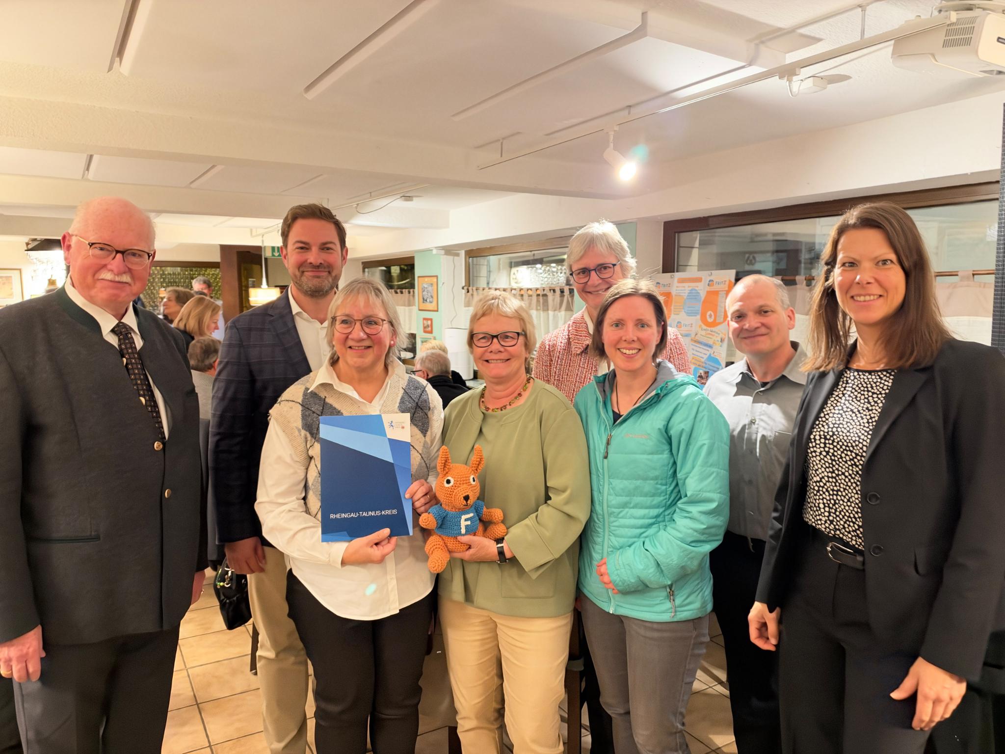 Vlnr 1. Kreisbeigeordneter Thomas Zarda, Landrat Sandro Zehner, FRITZ Leiterin Carola Hehner, FRITTZ Vorstandsvorsitzende Patricia Garnadt, Marietta von Rosenberg, Nicole Schmid und Markus Grosmann Kirchenvorstand, Bürgermeisterin Lucie Maier-Frutig