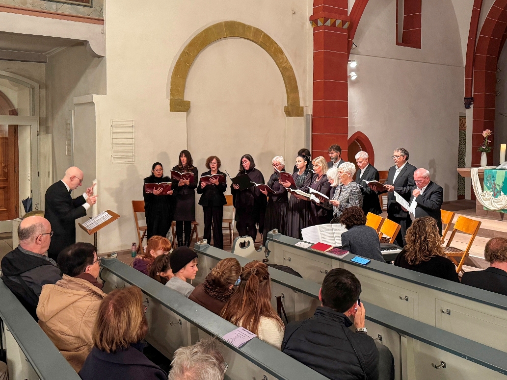 (v.l.n.r.) Dekanatskantor Giuliano Mameli, Chor Belcanto Osthofen, am E-Piano: Mane Davtyan