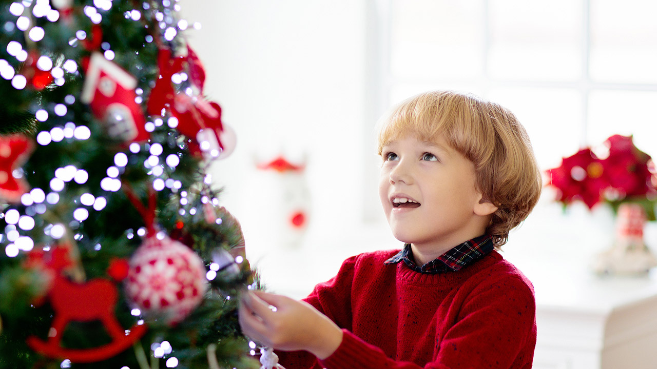 Weihnachtsbaum Weihnachtsbaum und staunendes Kind