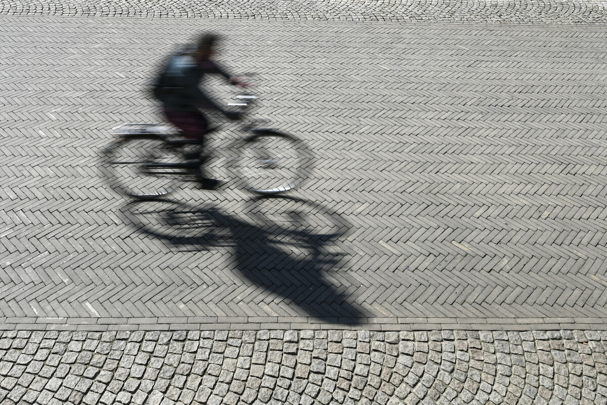Fahrradfahrer im Gegenlicht. Foto: Karsten Klama