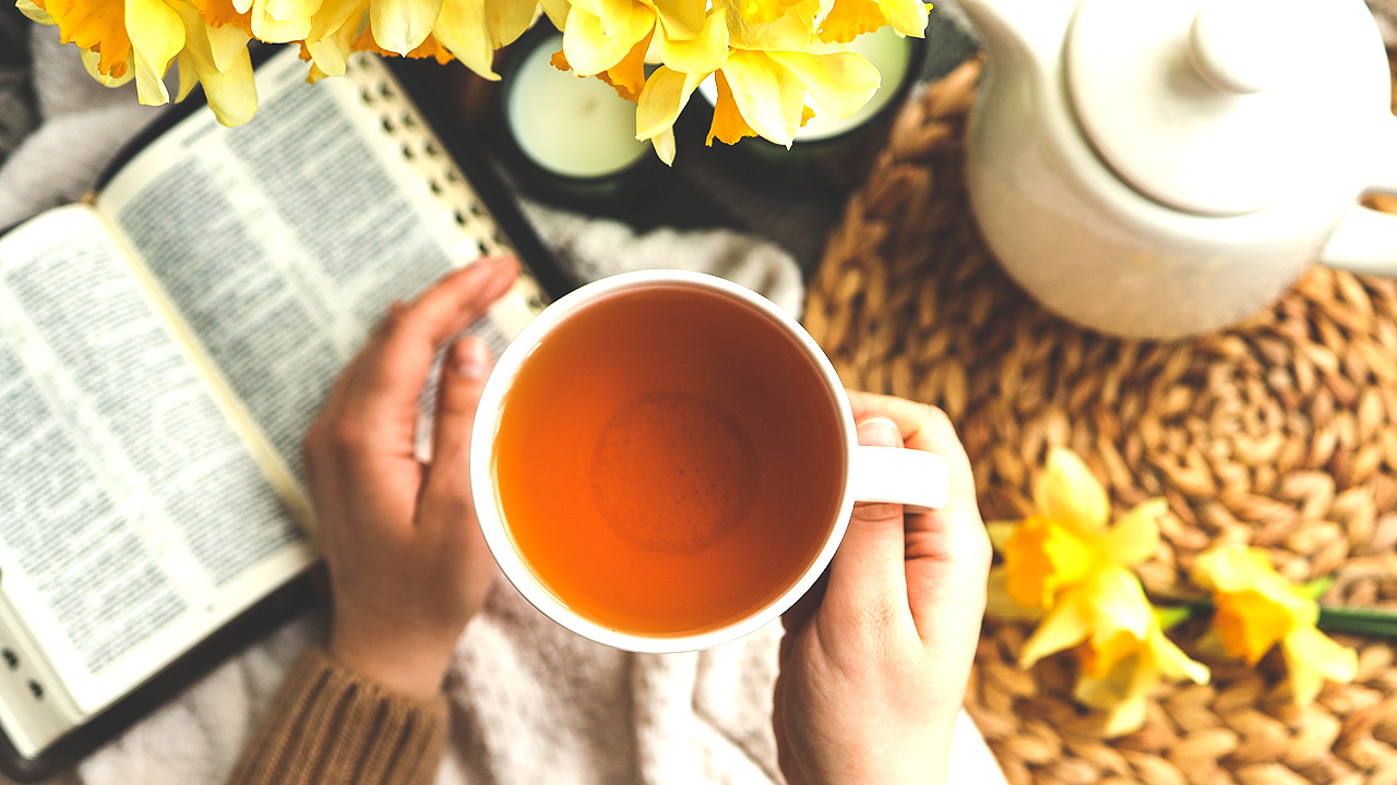 Fasten Bibel und Tasse Tee